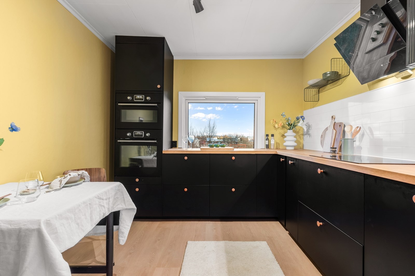 Leiligheten byr på et separat, svært funksjonelt kjøkken med moderne, mørk innredning, glatte fronter og en slitesterk benkeplate i laminat. Kjøkkenet er pusset opp i 2024. Legg godt merke til den praktiske utformingen! Galleribilde