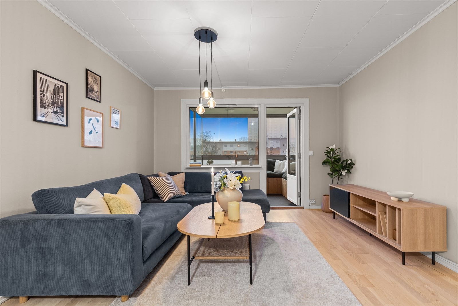 Boligens naturlige oppholdsrom oppleves som svært romslig og luftig med flere muligheter! Galleribilde