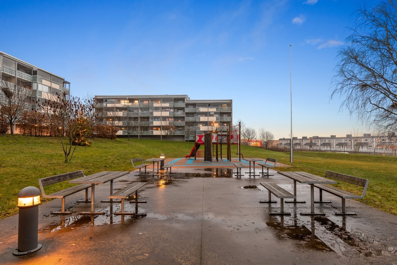 Borettslaget er barnevennlig og godt organisert, med egne lekeplasser hvor de minste kan leke trygt og sosialt. Galleribilde