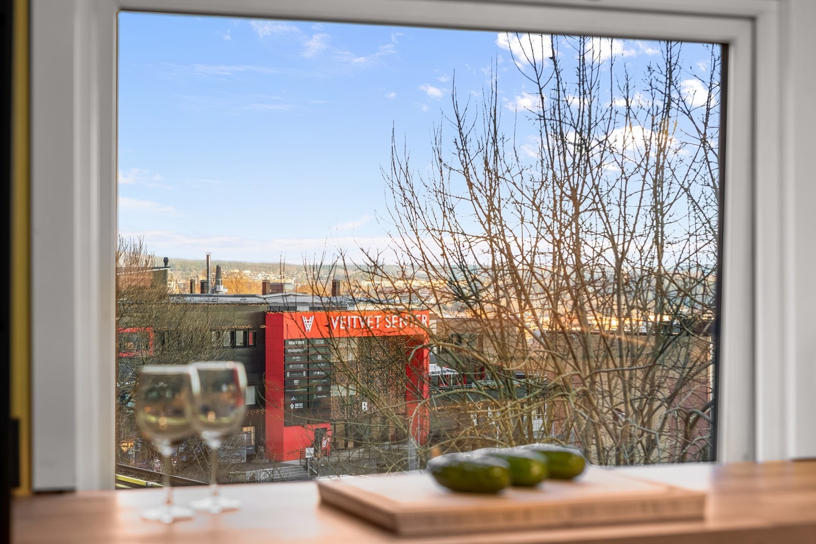 Fra kjøkkenvinduet har du utsyn mot Veitvet Senter, hvor du kan nyte utsikten og følge med på livet rundt. Galleribilde
