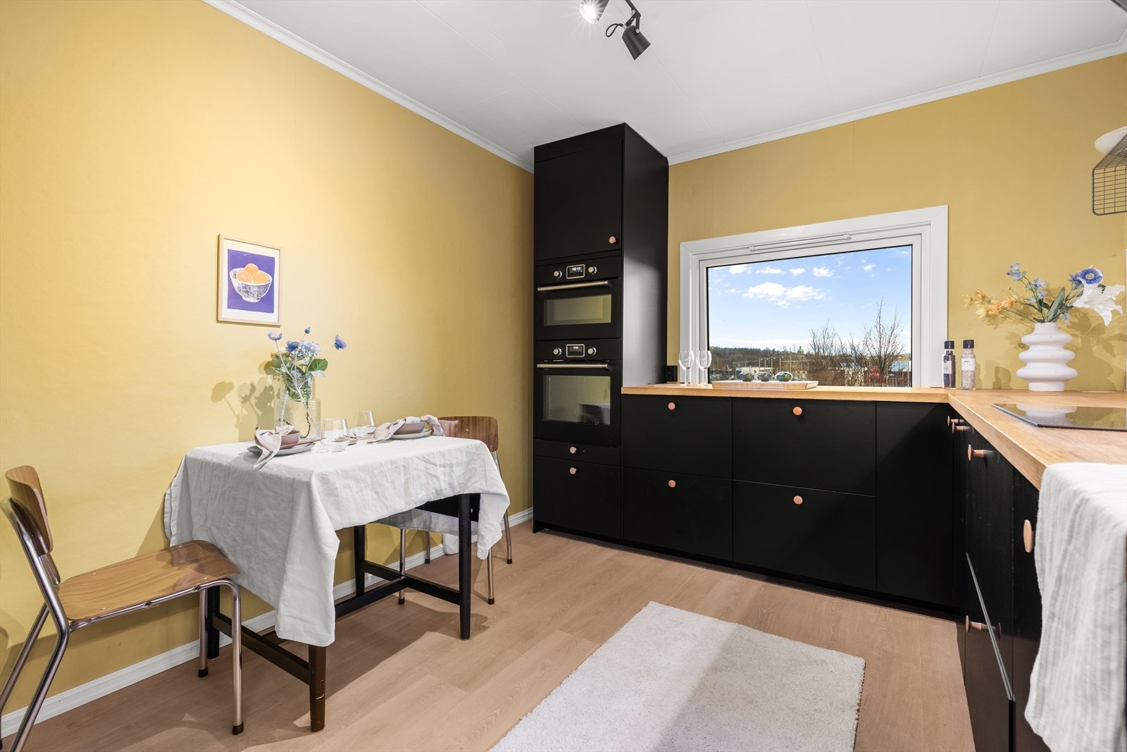 På kjøkkenet er det rikelig med plass til et kjøkkenbord, hvor frokosten og morgenkaffen kan nytes i rolige omgivelser. Det er installert vannstoppsystem og komfyrvakt for ekstra trygghet. Galleribilde