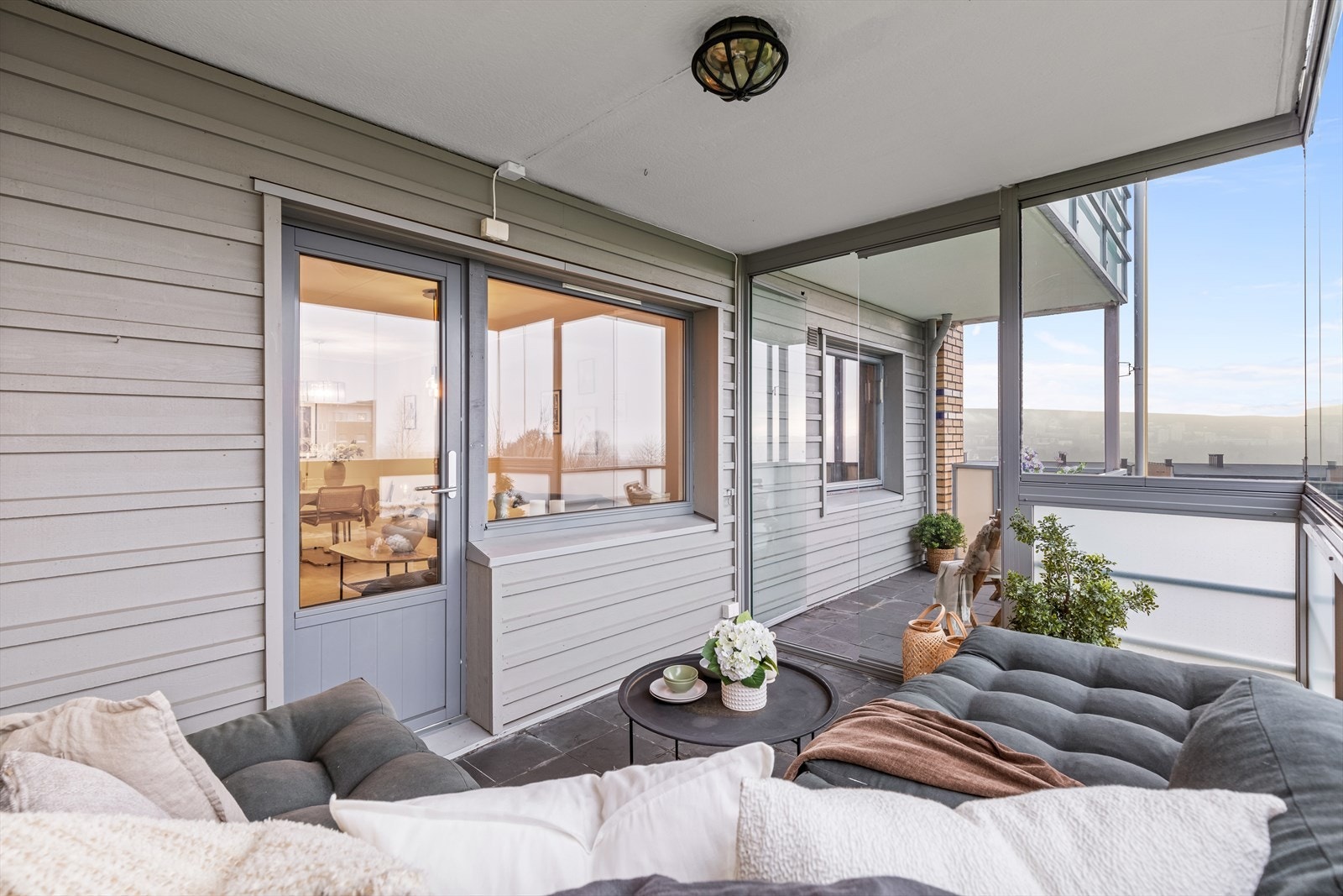 De to delene av balkongen er på til sammen ca. 14 kvm! Galleribilde