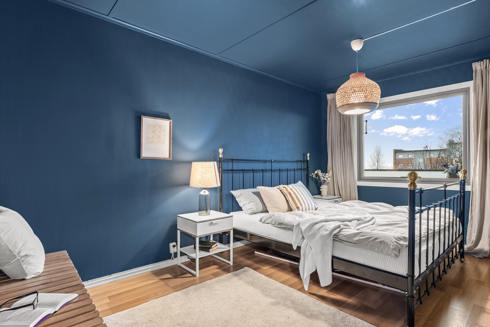 Boligen har to soverom av god størrelse. Hovedsoverommet ligger vegg i vegg mot stuen og byr på god plass til dobbeltseng, nattbord og øvrig møblement. Galleribilde