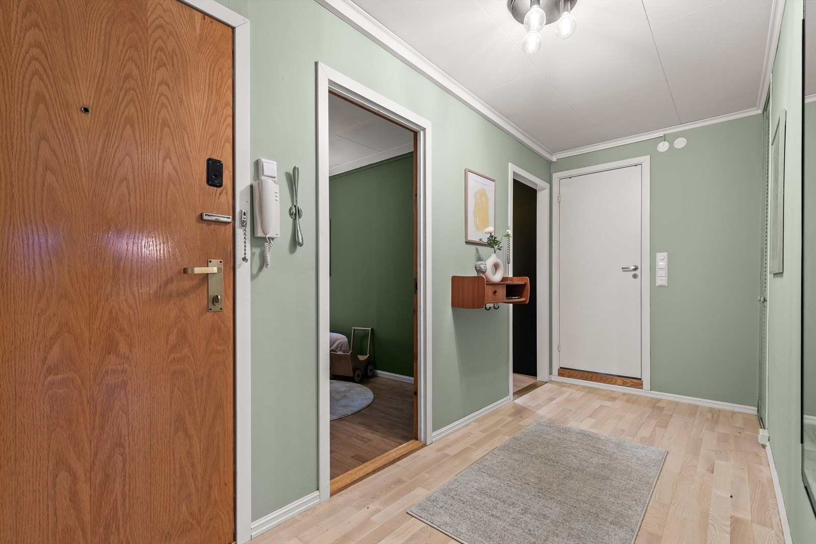 Leiligheten ligger i 2. etasje med adkomst via felles trappeoppgang. Fra gangen har du tilgang til boligens oppholdsrom: separat kjøkken, soverom II, bad og stue/spisestue. Galleribilde