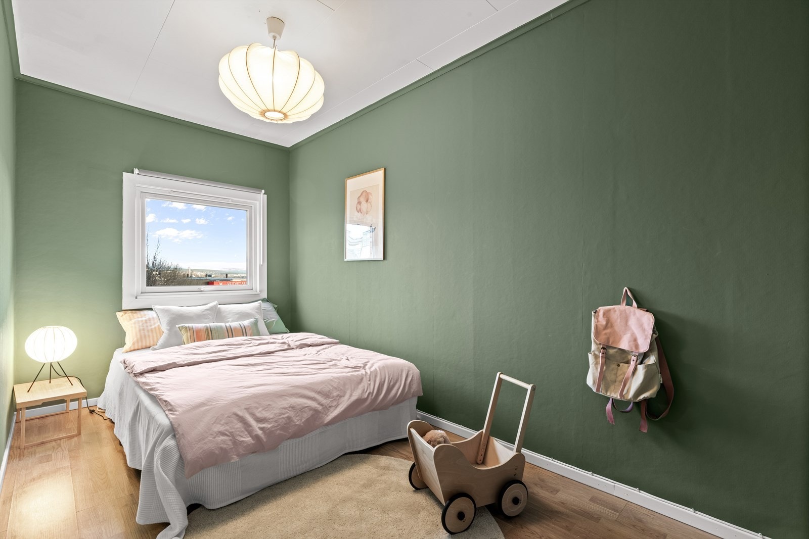 Boligens andre soverom passer ypperlig som barnerom, gjesterom eller hjemmekontor. Galleribilde