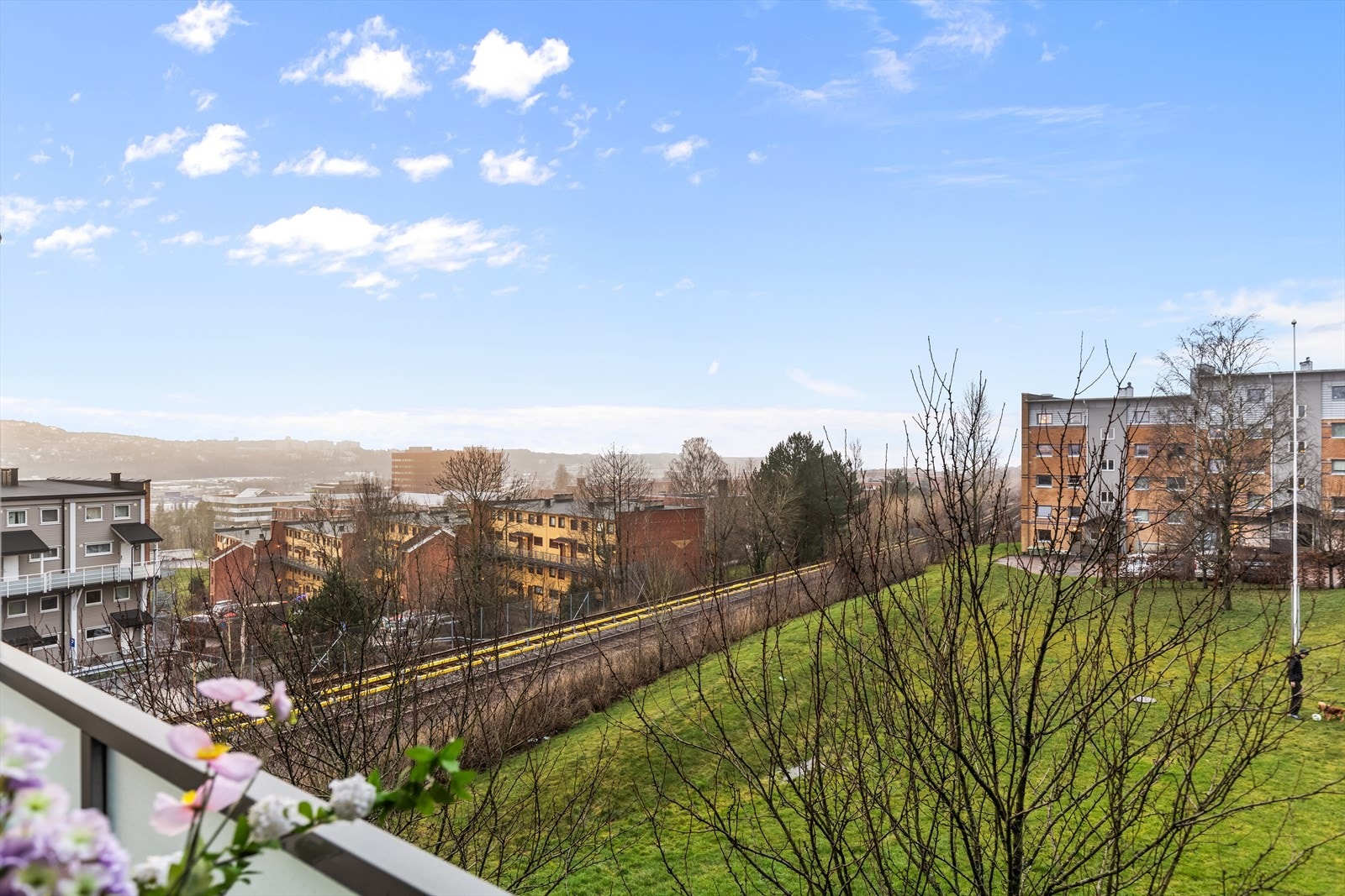 Her kan du ta innover deg utsikten mot de frodige og rolige grøntarealene. Galleribilde