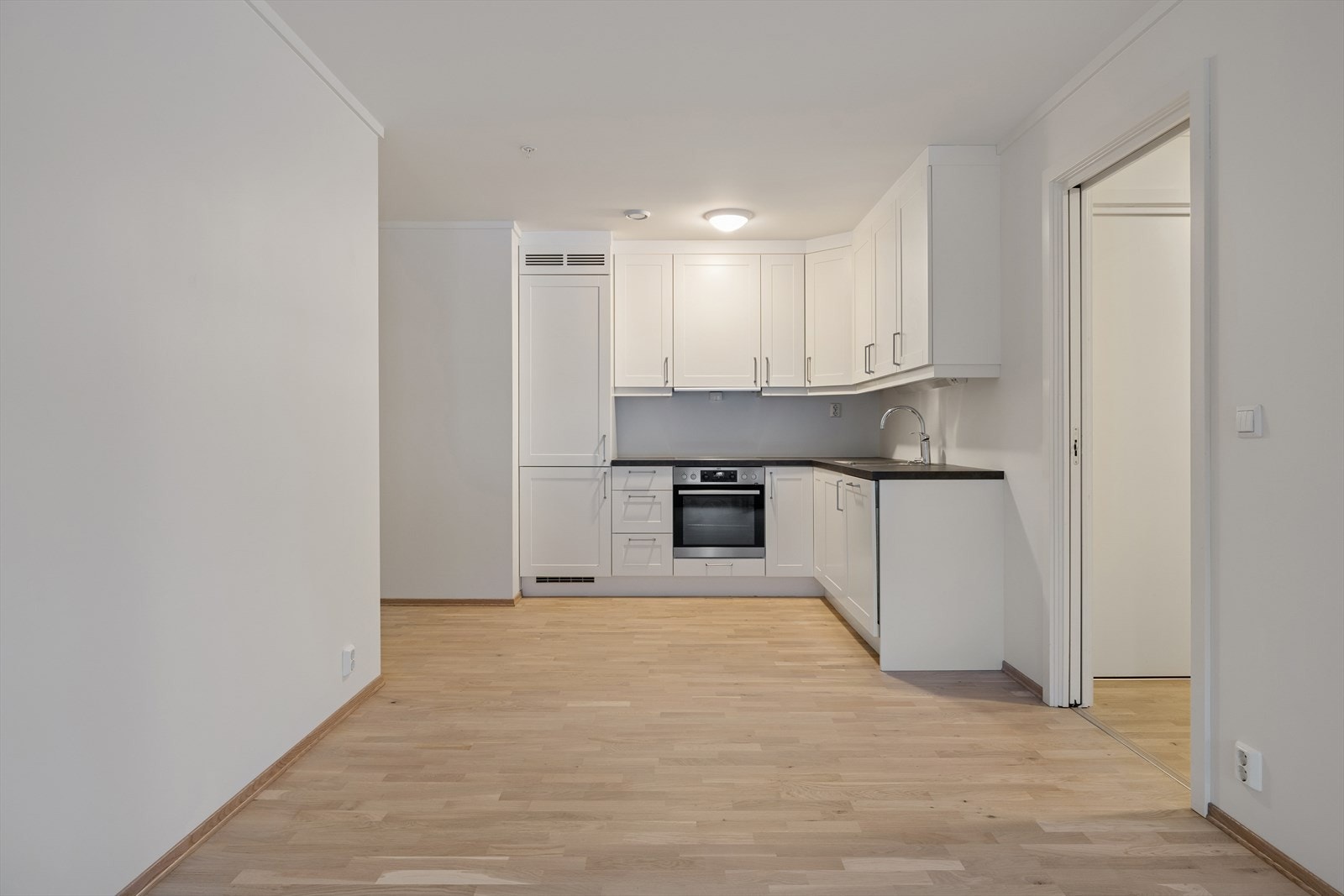 Kjøkkenet er levert av Strai, med rikelig benk- og skapplass for gode arbeids- og oppbevaringsplass Galleribilde