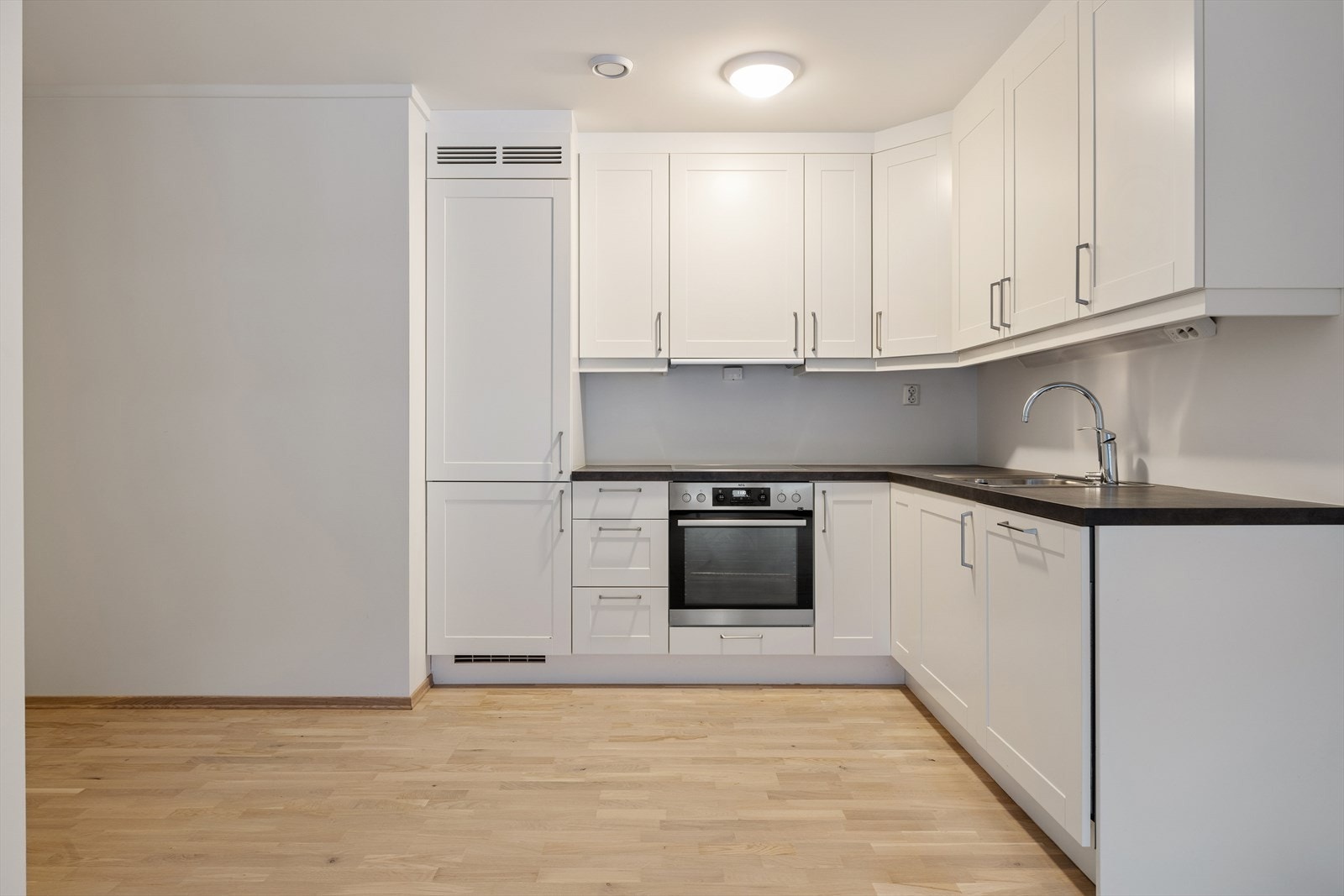 Kjøkkenet er utstyrt med stekeovn, platetopp, kjøleskap og oppvaskmaskin. Galleribilde