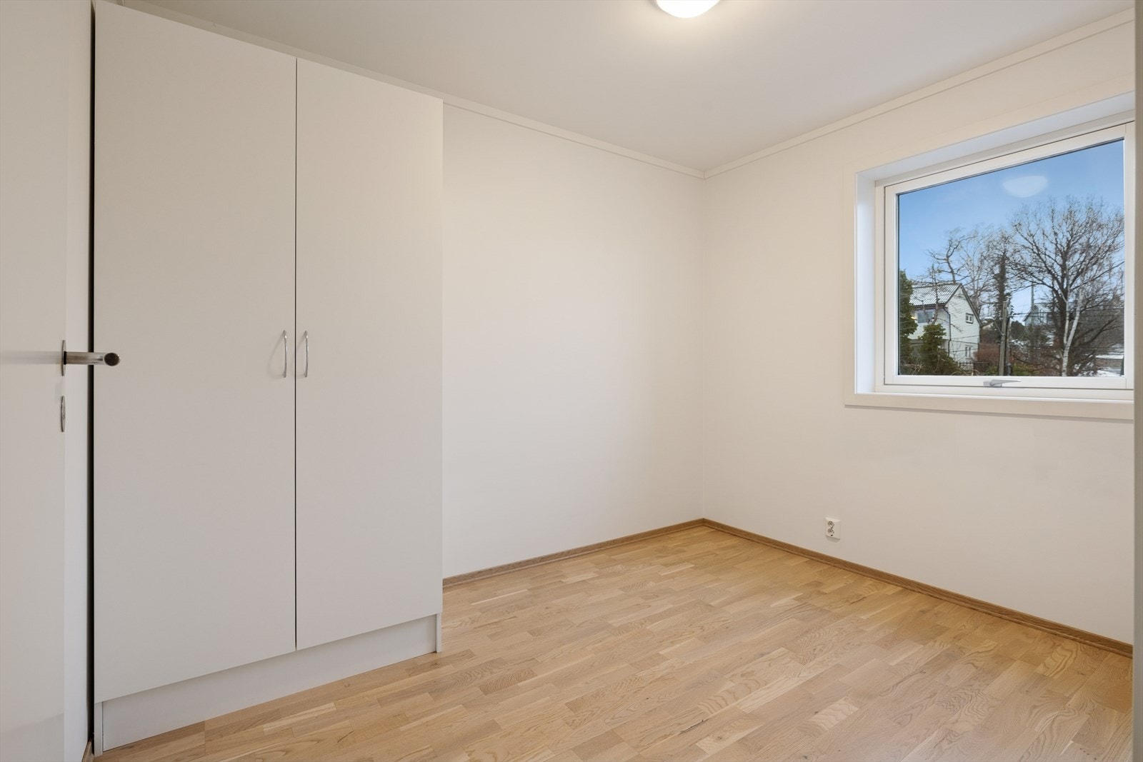 Soverom 2 med plass til både seng og garderobeløsning Galleribilde