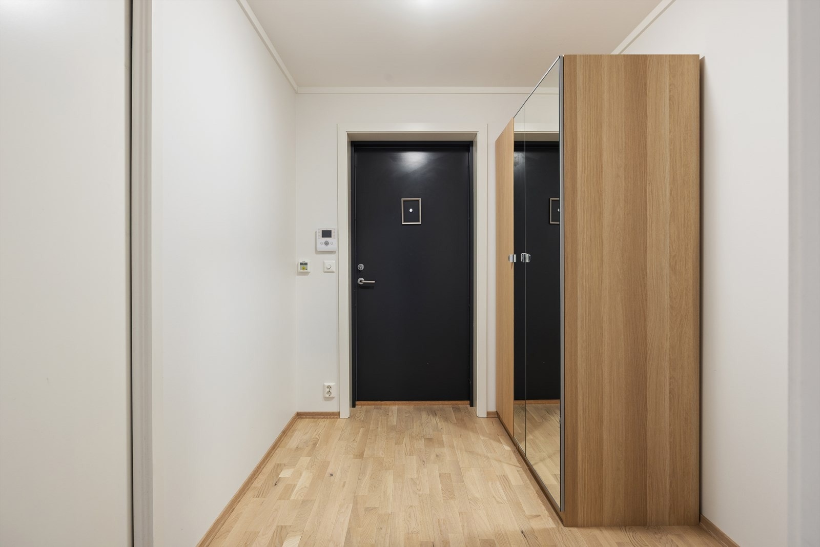 Velkommen inn! I leiligheten blir du møtt av en romslig gang med god oppbevaringsplass til yttertøy. Galleribilde