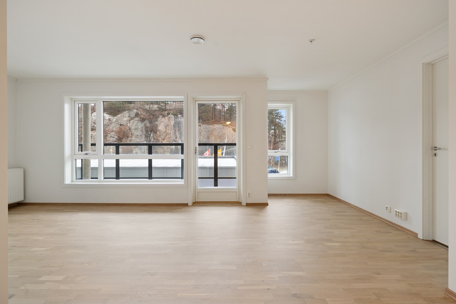 Fra stuen er det utgang til koselig balkong med nydelig ettermiddag- og kveldssol Galleribilde