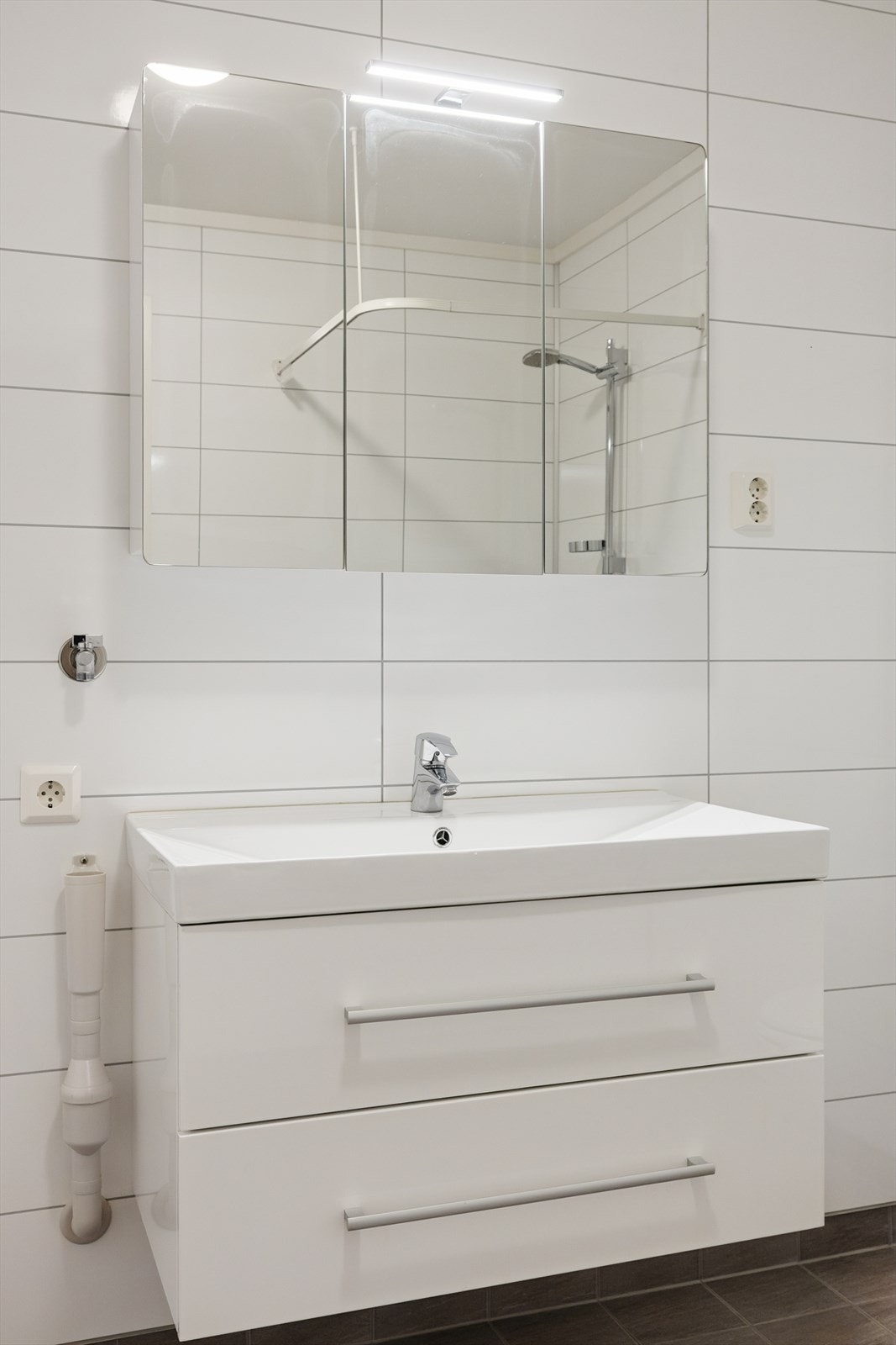 Servant og speil med rikelig oppbevaringsplass i skuffer og bak speil. Galleribilde