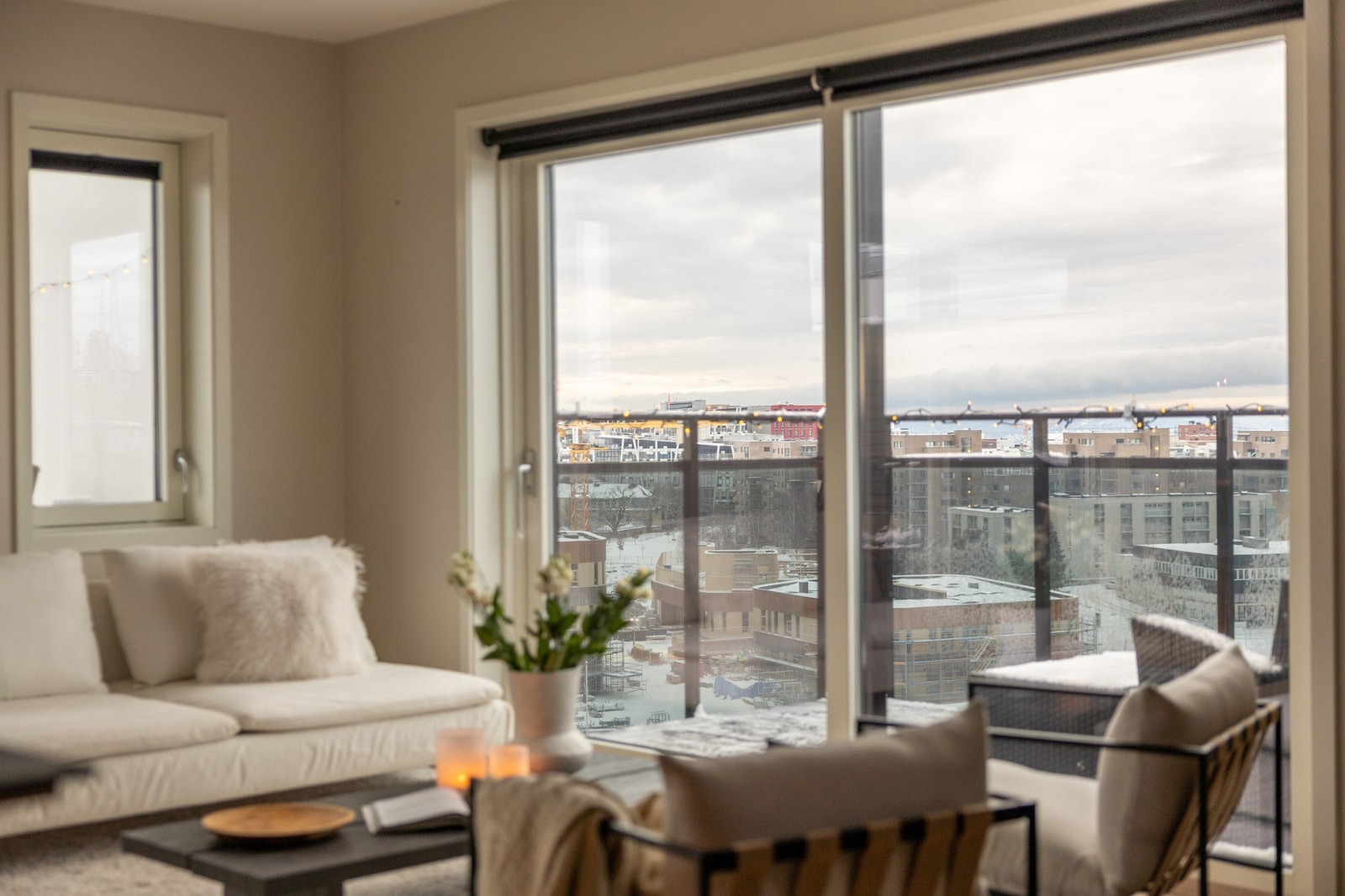 God plass til å innrede med sofagruppe og tilhørende mediemøblement. Galleribilde