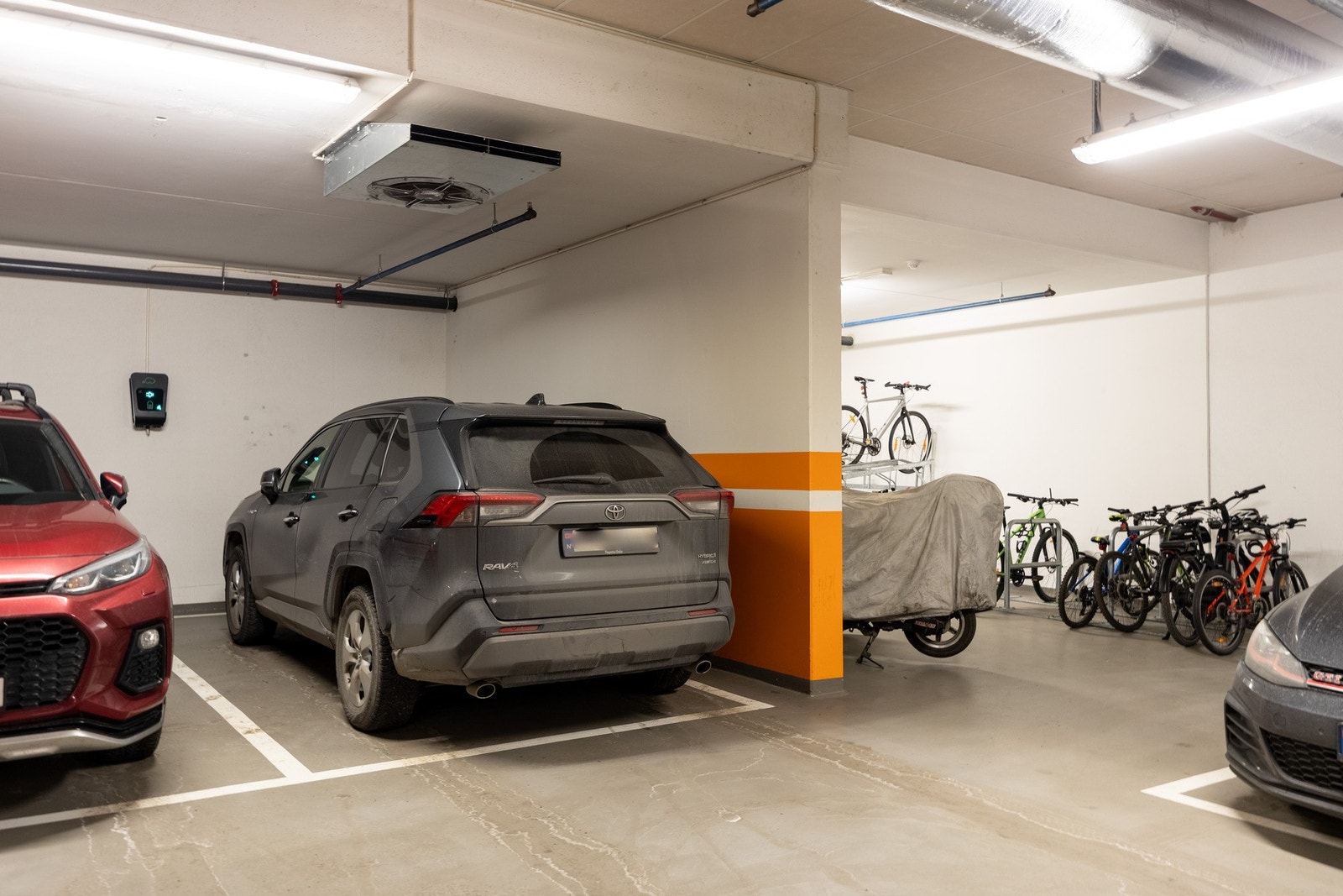 Det medfølger to garasjeplasser. Den ene har el-billader. Galleribilde