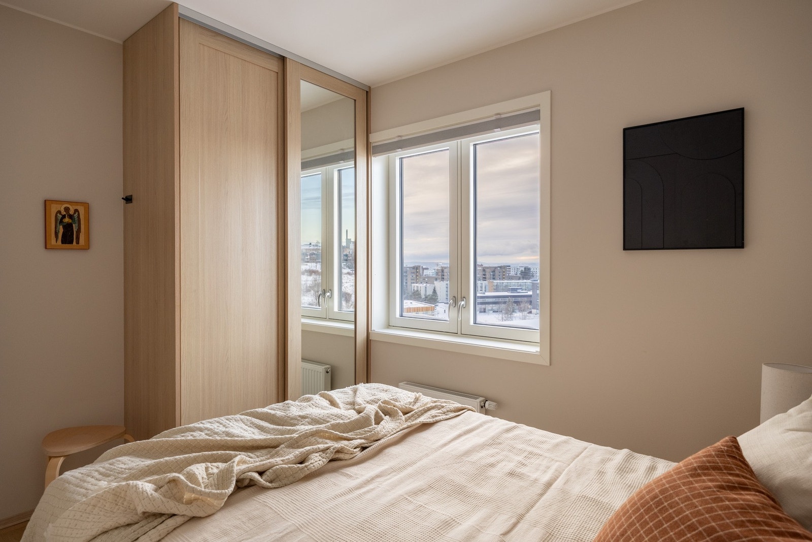 God oppbevaringsplass i medfølgende garderobeskap. Galleribilde