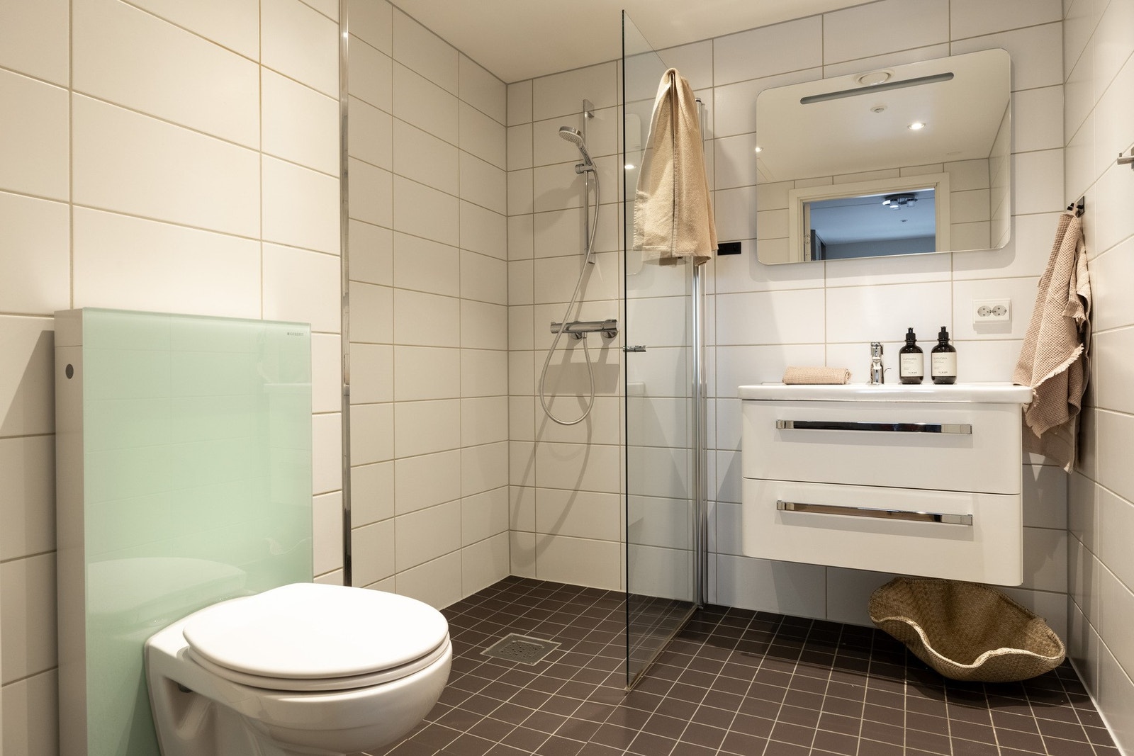 Pent helfliset bad fra byggeår med gulvvarme. Galleribilde