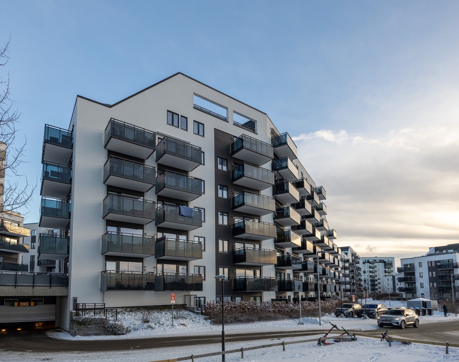 Både leiligheten og området er helt fantastisk for barnefamilier. Det er skole og barnehage rett ved siden av blokken, det bygges også ungdomsskole og en barnehage til i umiddelbar nærhet. Galleribilde