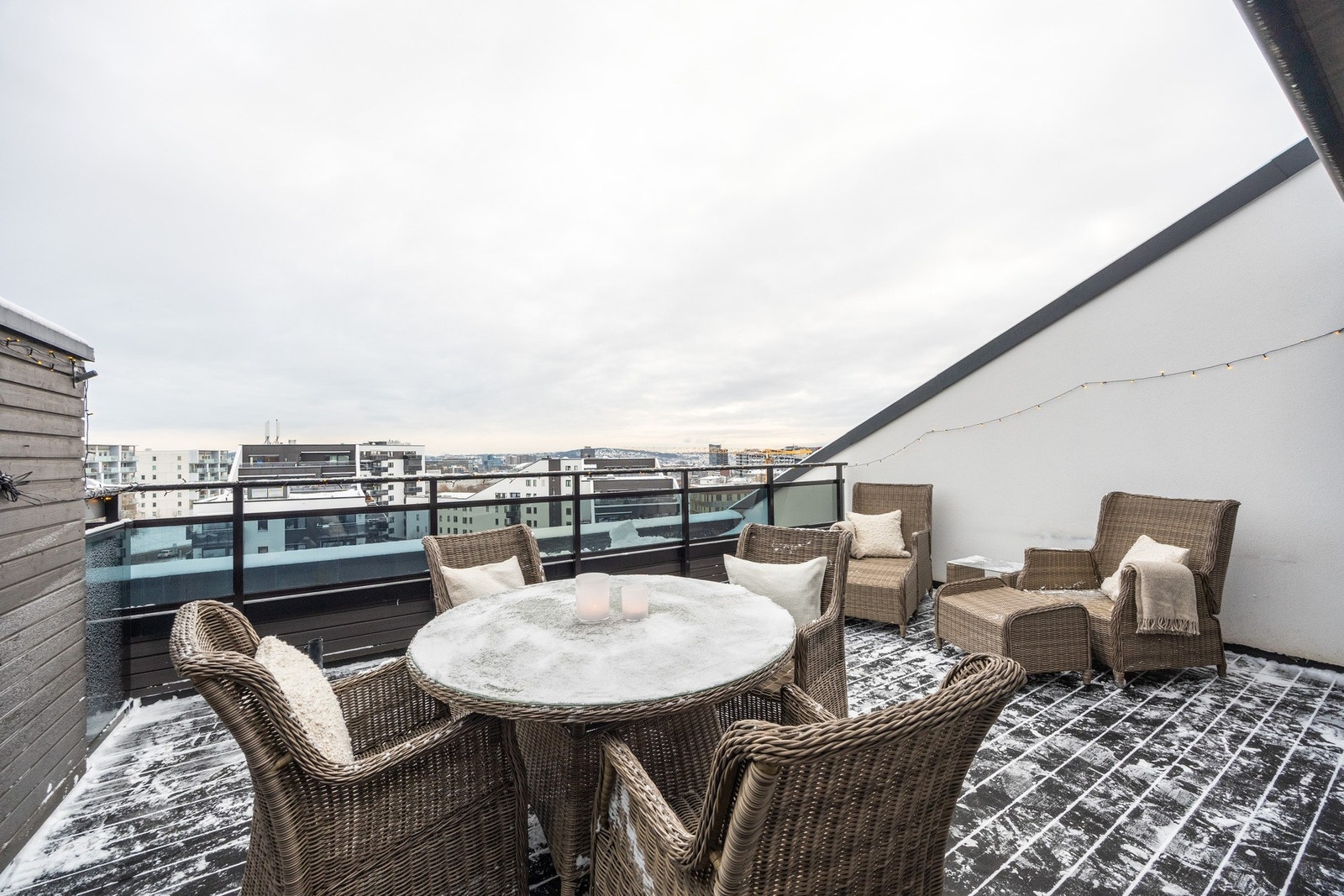 Her er det morgensol frem til ca. kl. 13.00 på sommerstid, og god plass til å innrede med ønsket utemøblement. Galleribilde