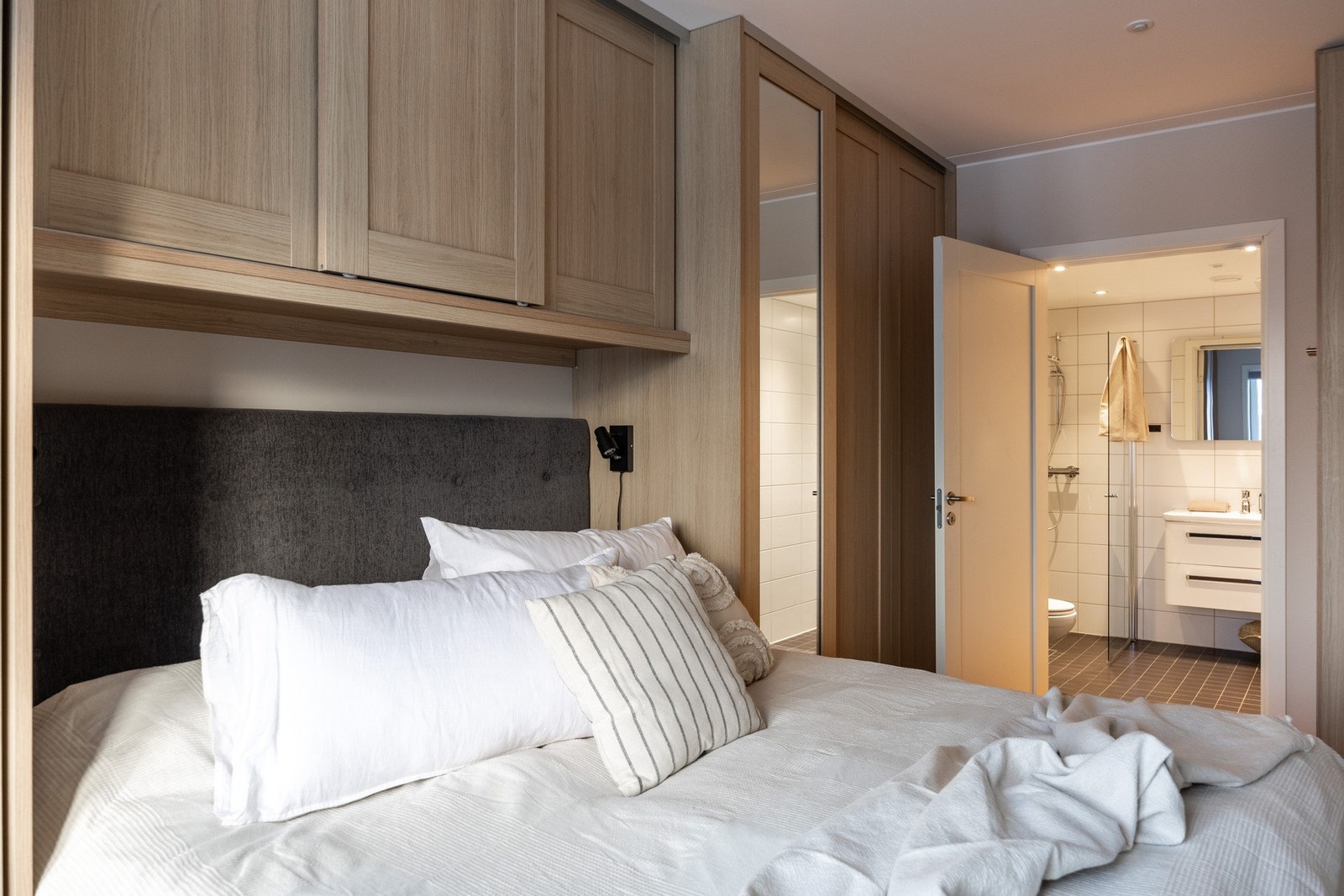 God plass for oppbevaring. Hovedsoverommet har eget tilknyttet en-suite bad. Galleribilde