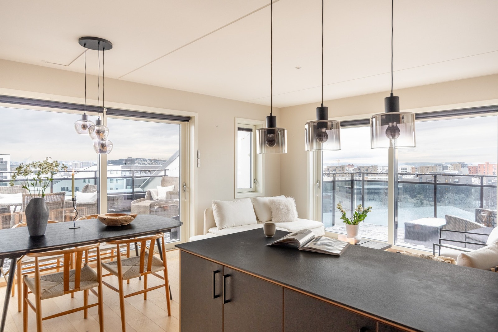 Store vindusflater slipper inn rikelig med naturlig lys. Galleribilde