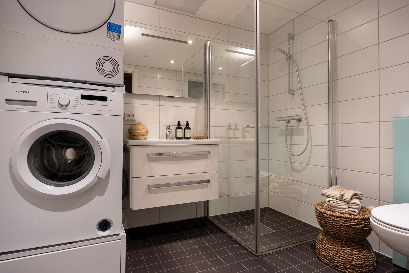 Bad 2 er også helfliset med gulvvarme. Opplegg og plass for vaskemaskin. Galleribilde