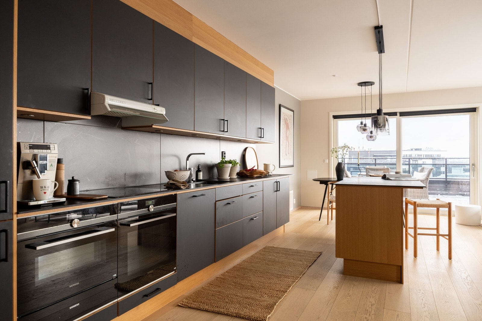 Innredningen har glatte fronter og benkeplater av kompositt med nedfelt oppvaskkum. Galleribilde