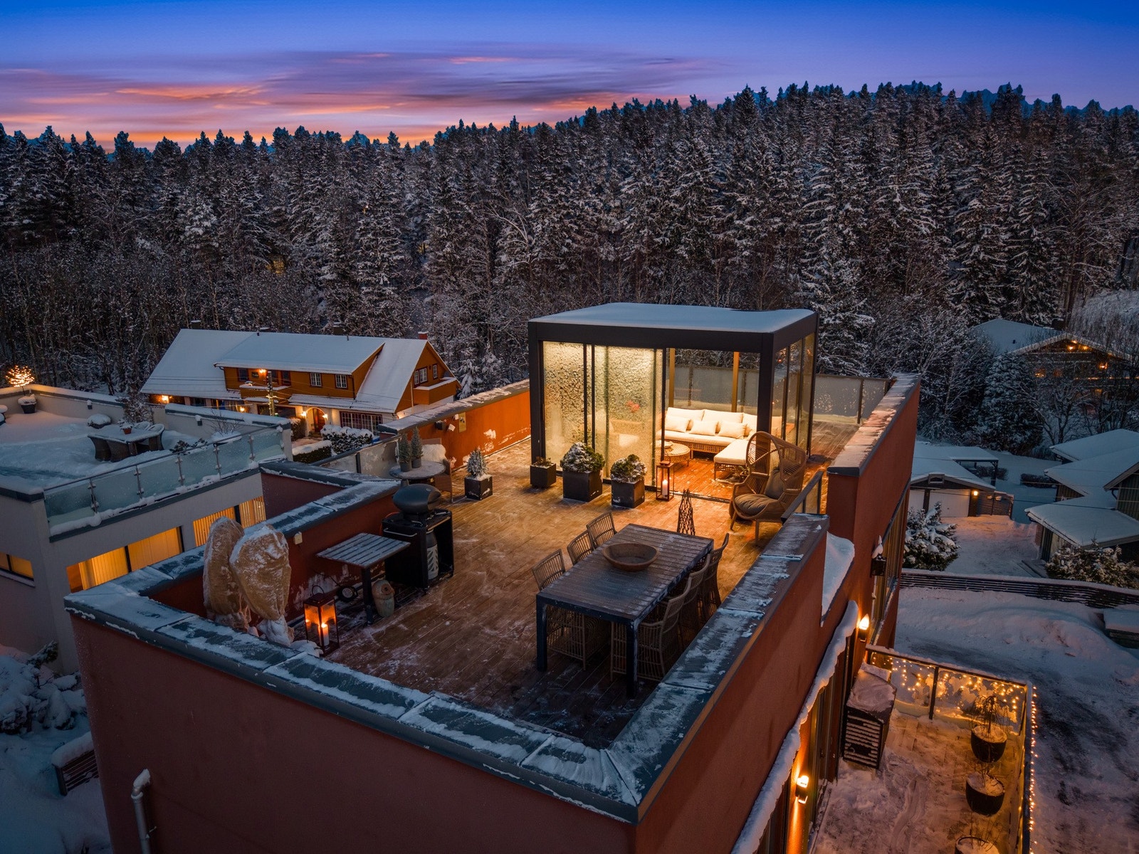 Oppført i 2014 holder boligen en høy standard med fiskebensparkett og vannbåren gulvvarme. Galleribilde