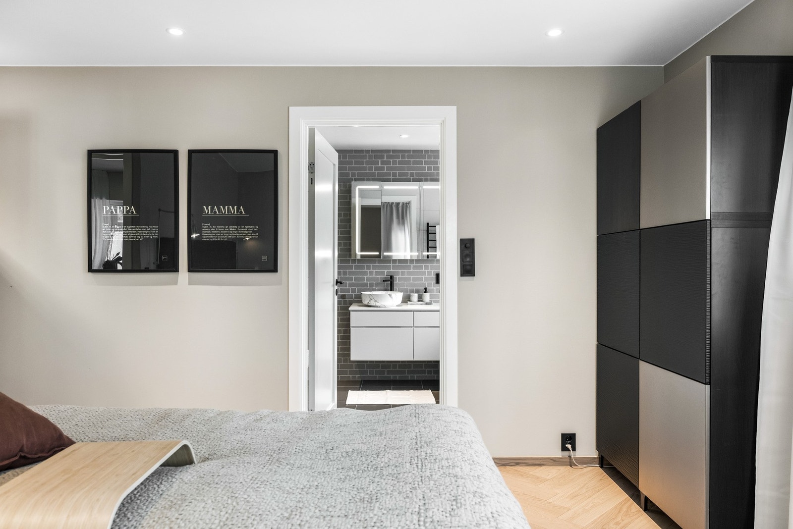 Rommet er meget romslig, med tv-uttak, downlights og garderobeskap. Galleribilde