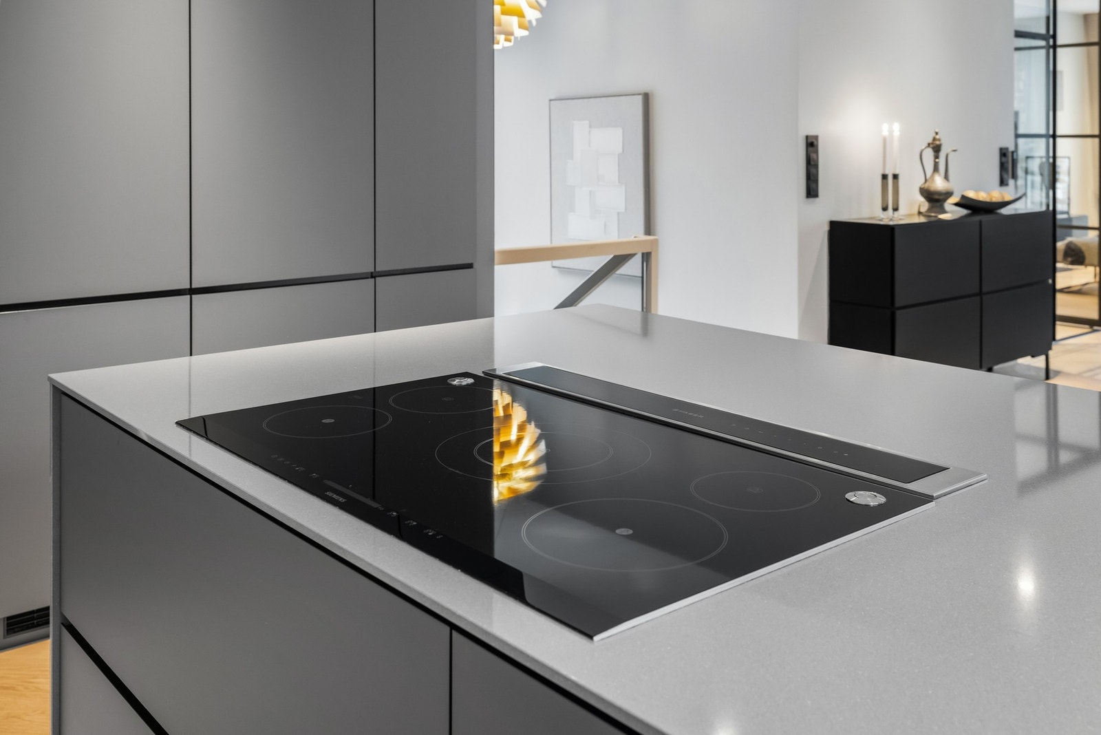 Ved kokesonen har kjøkkenet en integrert benkeventilator, og downlights i taket tilfører ekstra lys til arbeidsflatene. Galleribilde