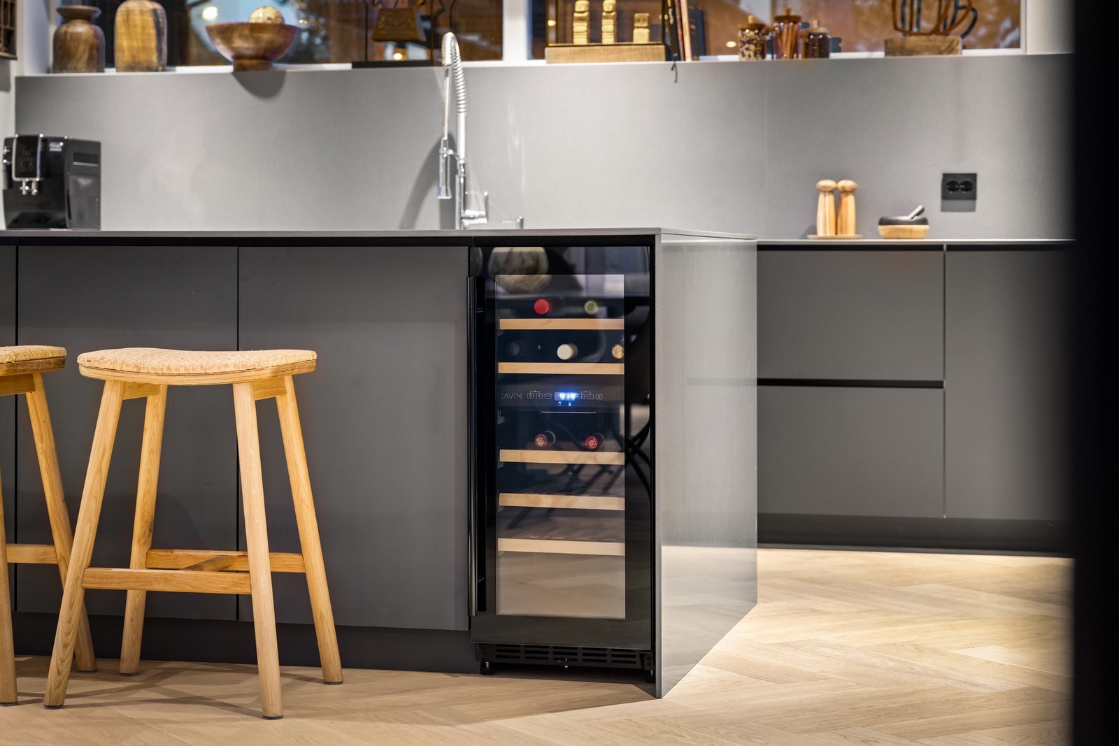 Vinskap elegant integrert i kjøkkenøyen. Galleribilde