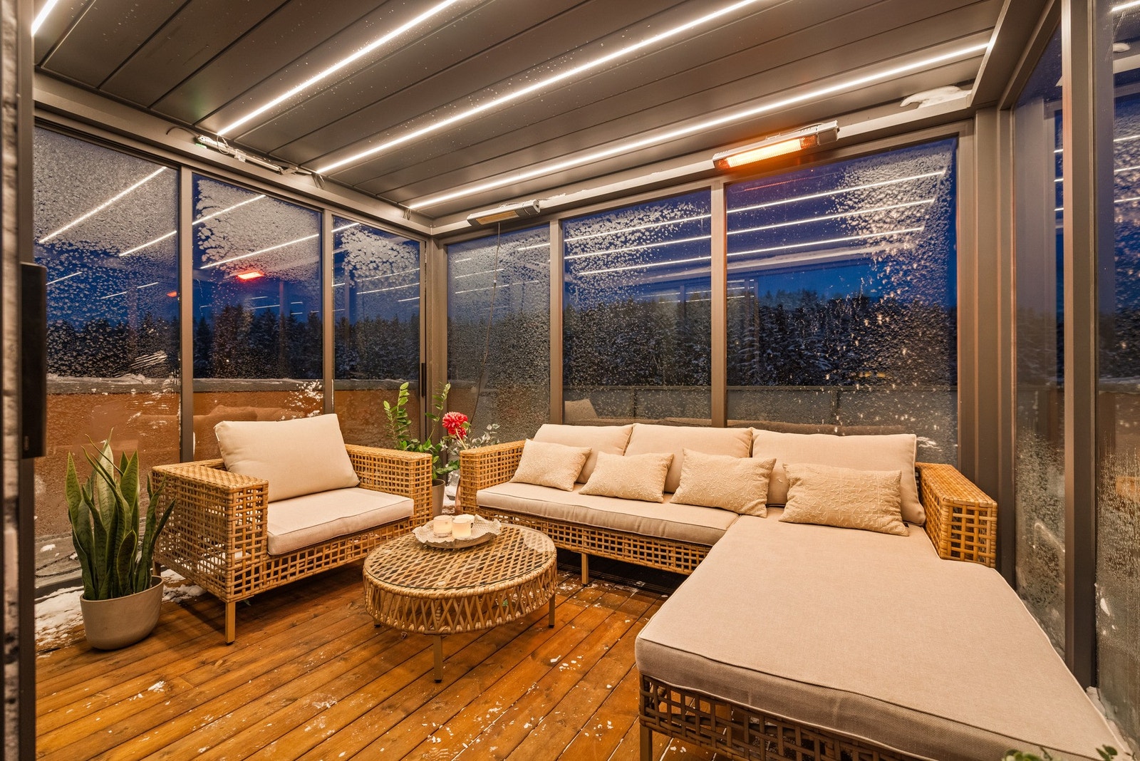 Det er satt opp paviljong med varmelamper som gir mulighet for bruk av takterrassen året rundt. Galleribilde