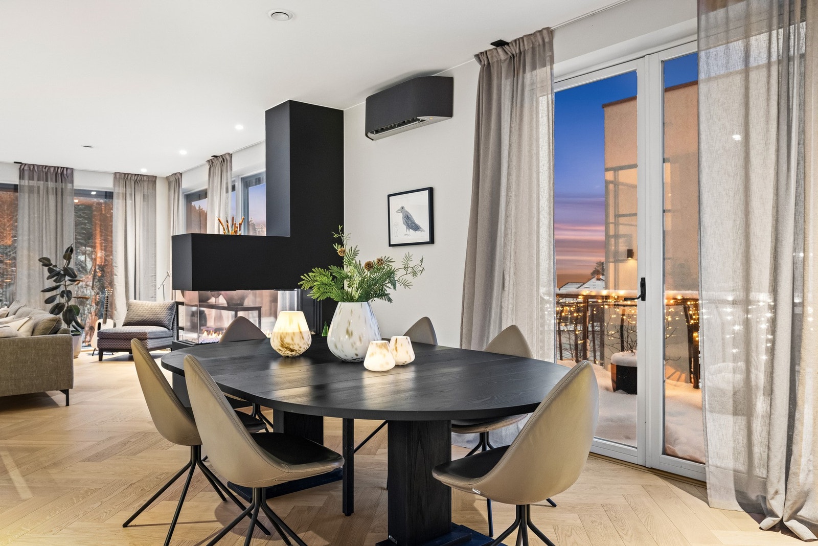 Med både varmepumpe og gjennomgående gasspeis får man det lunt og godt. Galleribilde