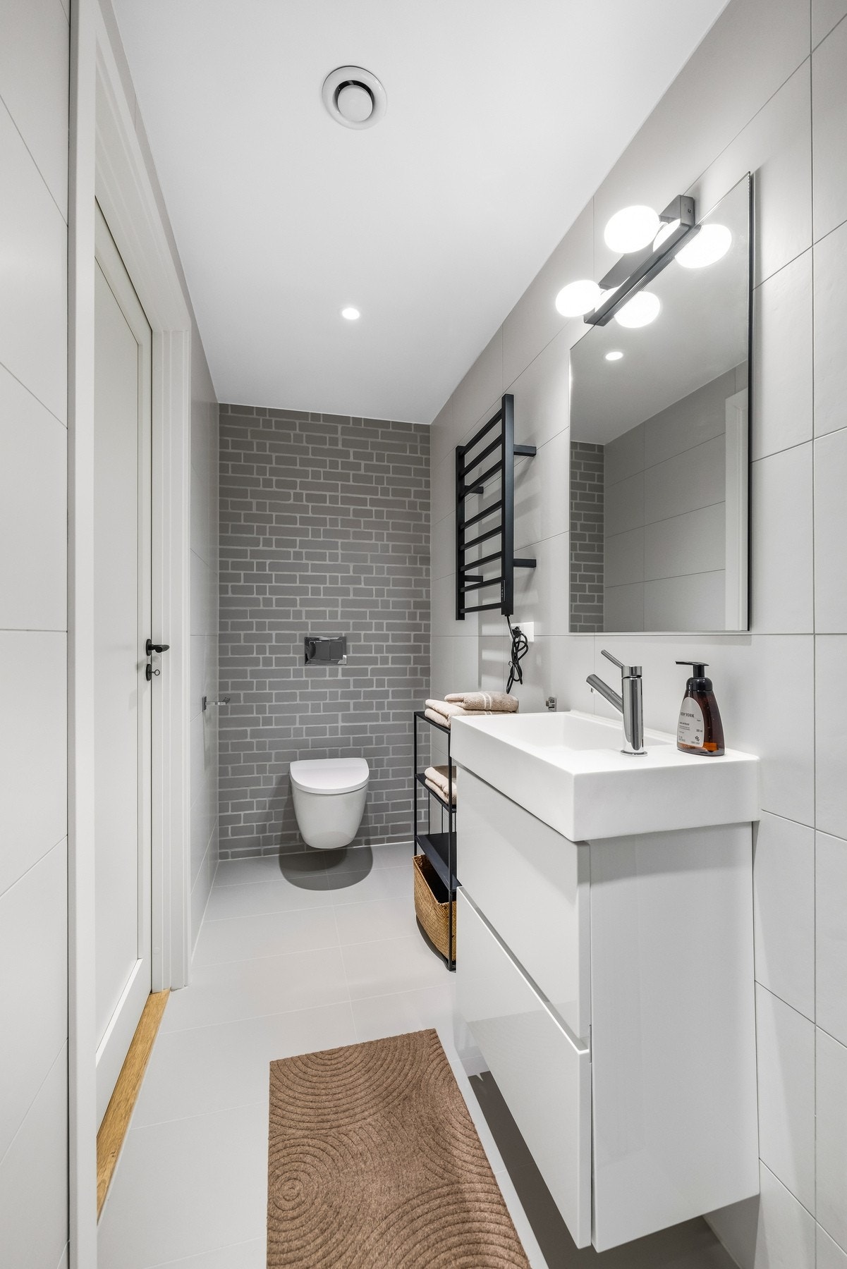 På badet er det downlights, gulvvarme og vegghengt toalett. Galleribilde