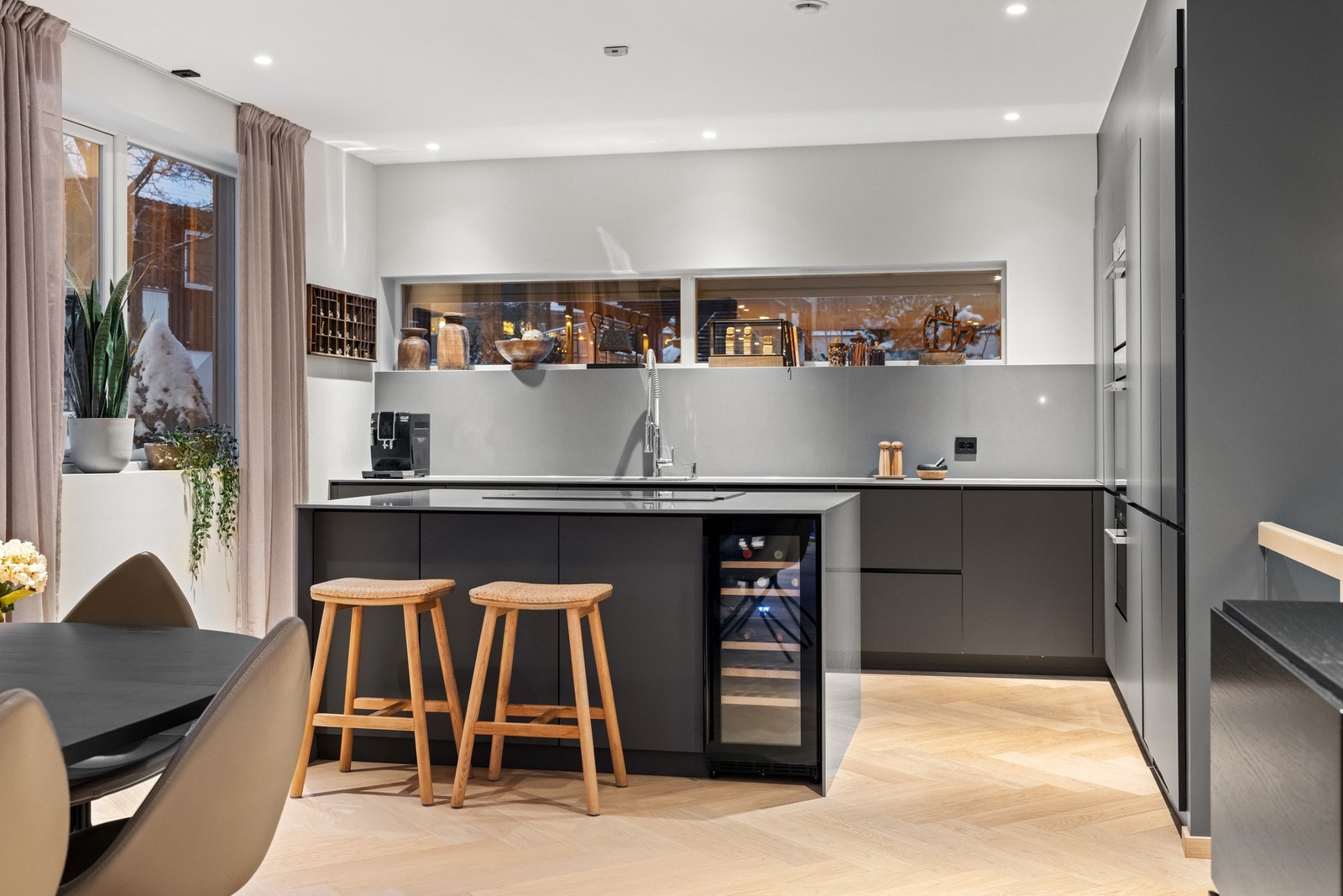 Øya er et fint samlingspunkt, perfekt for måltider, gode samtaler og lekselesing mens middagen tilberedes. Galleribilde