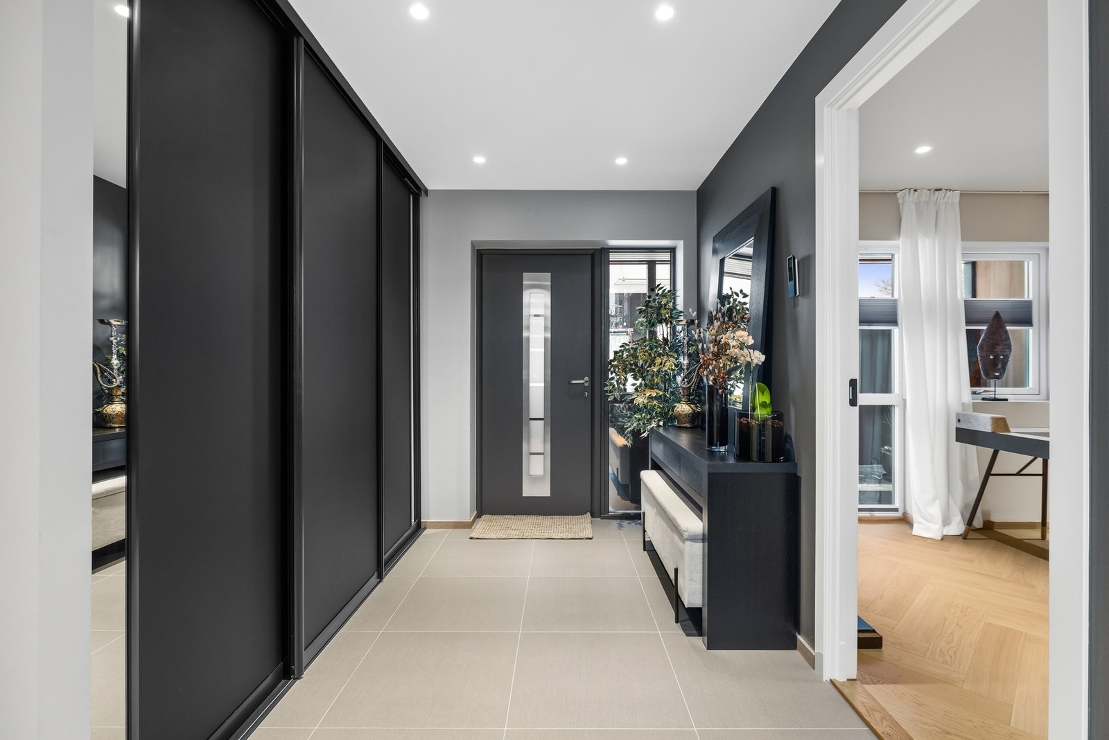 Velkommen inn i et innholdsrikt familiehjem med høy standard og god fleksibilitet. Galleribilde