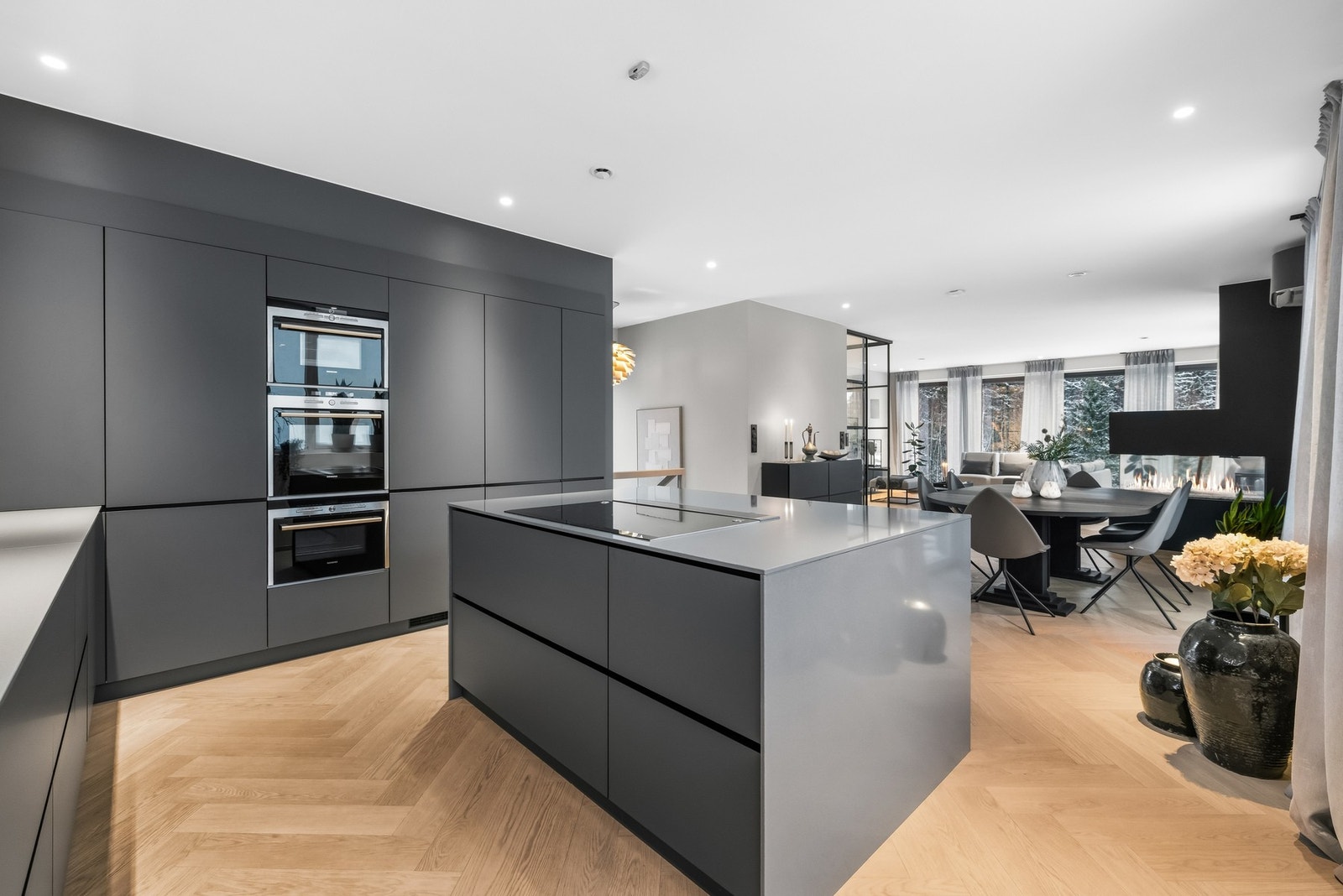 For å skape et luftigere uttrykk er overskap droppet til fordel for åpne flater, men det er likevel godt med både skap- og benkeplass på kjøkkenet. Galleribilde