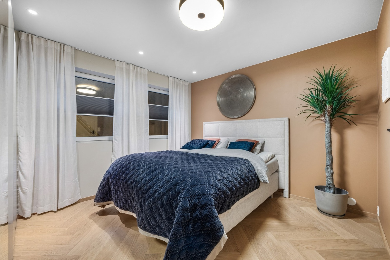 Rommet i underetasjen har eget bad, og sammen utgjør de en fin gjeste-/ungdomsavdeling skjermet fra de øvrige oppholdssonene. Rommet er ikke godkjent for varig opphold. Galleribilde