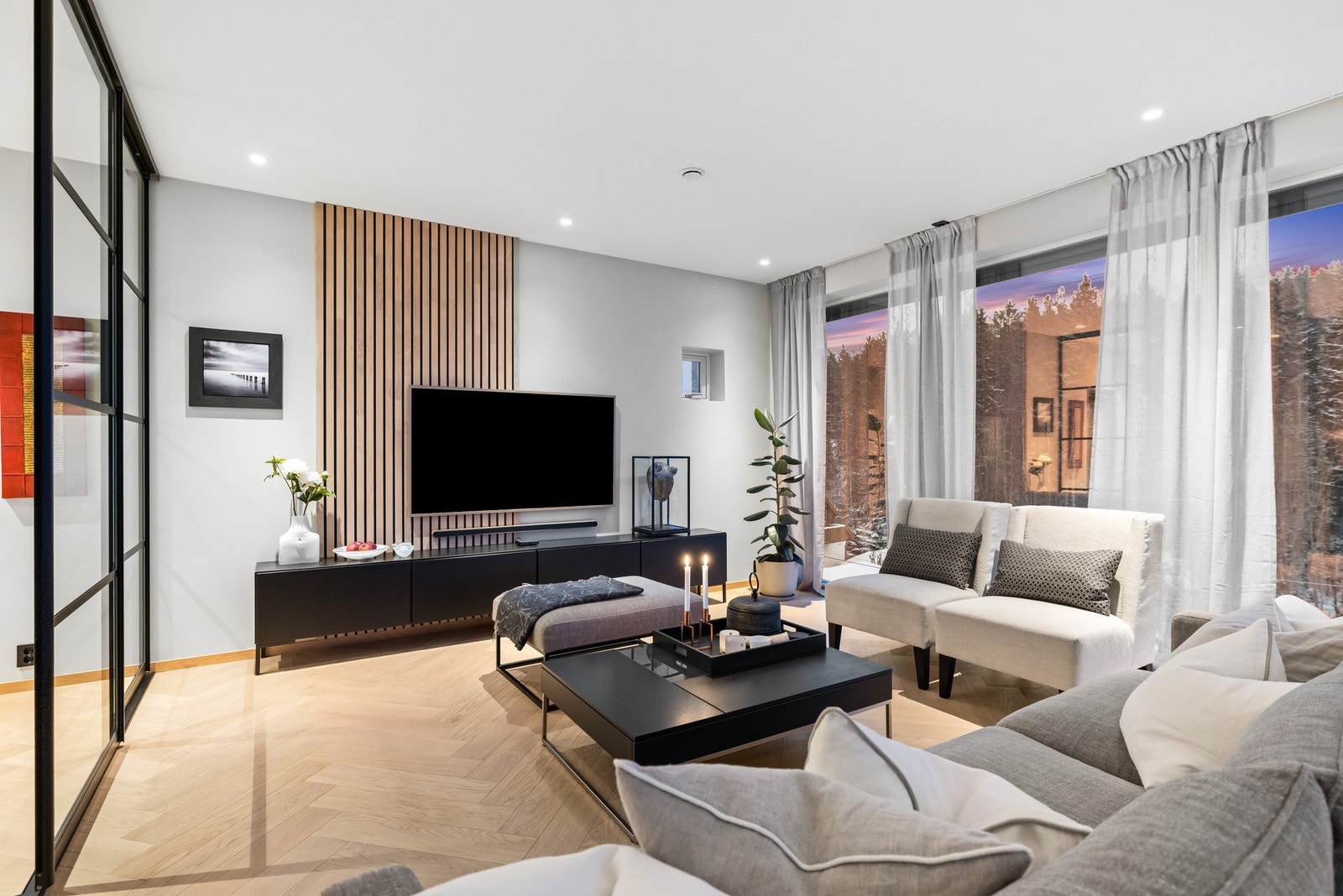 Stuen byr på svært gode møbleringsmuligheter med god plass til en romslig sofagruppe vendt mot TVen. Galleribilde