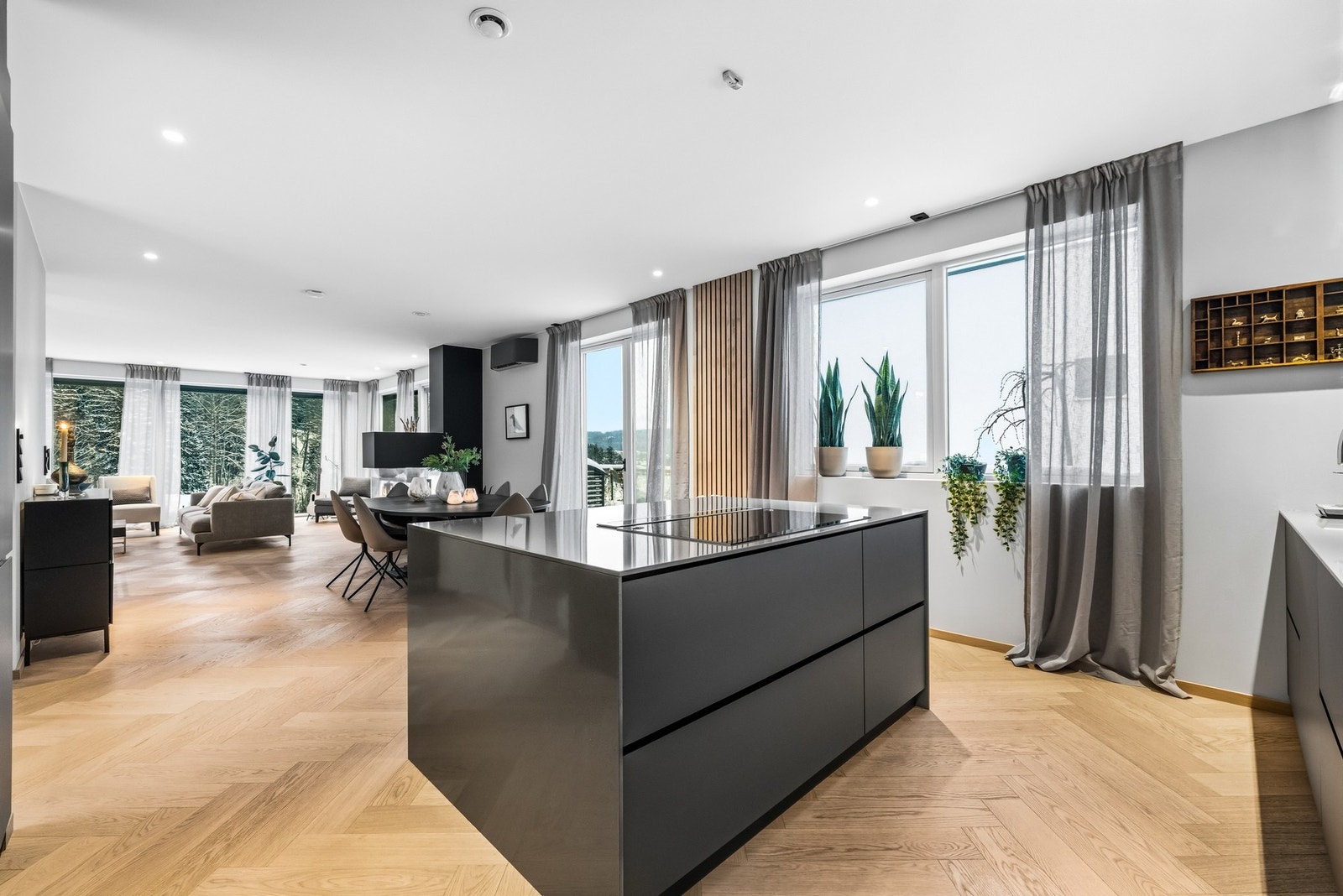 Sammen med en spisestue utgjør kjøkkenet et lekkert allrom, hvor venner og familie samles for hyggelige måltider. Galleribilde