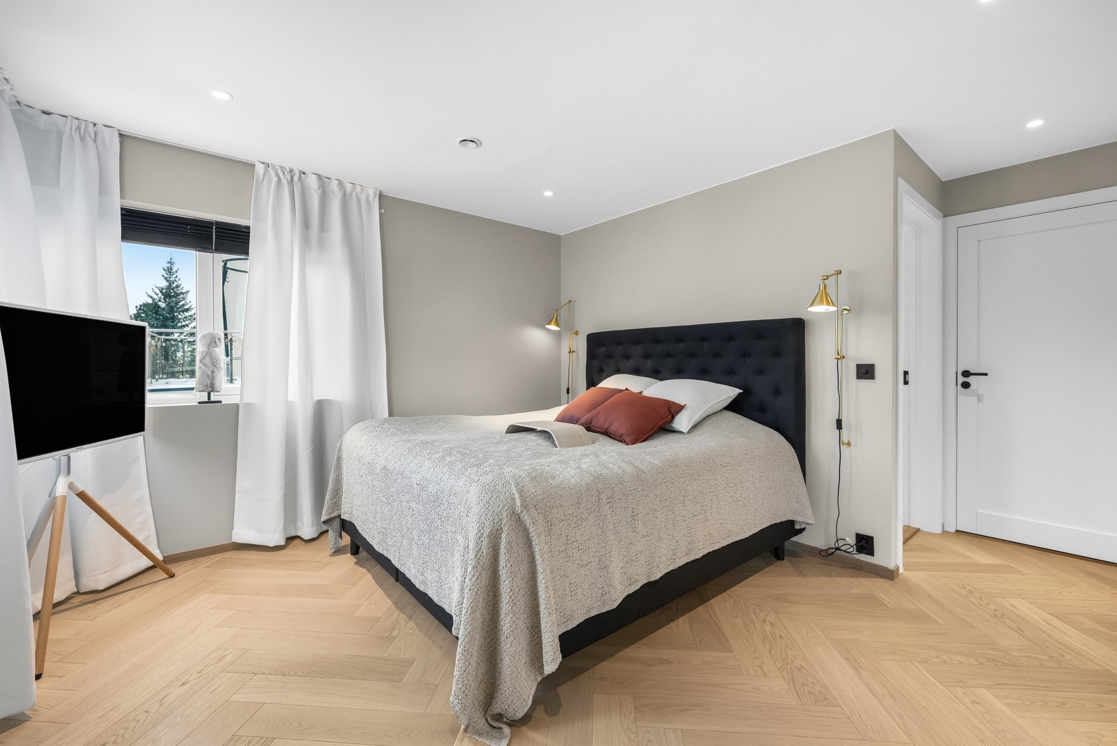 Hovedsoverommet ligger i suite-løsning med et av badene, som er en behagelig hverdagsluksus. Galleribilde