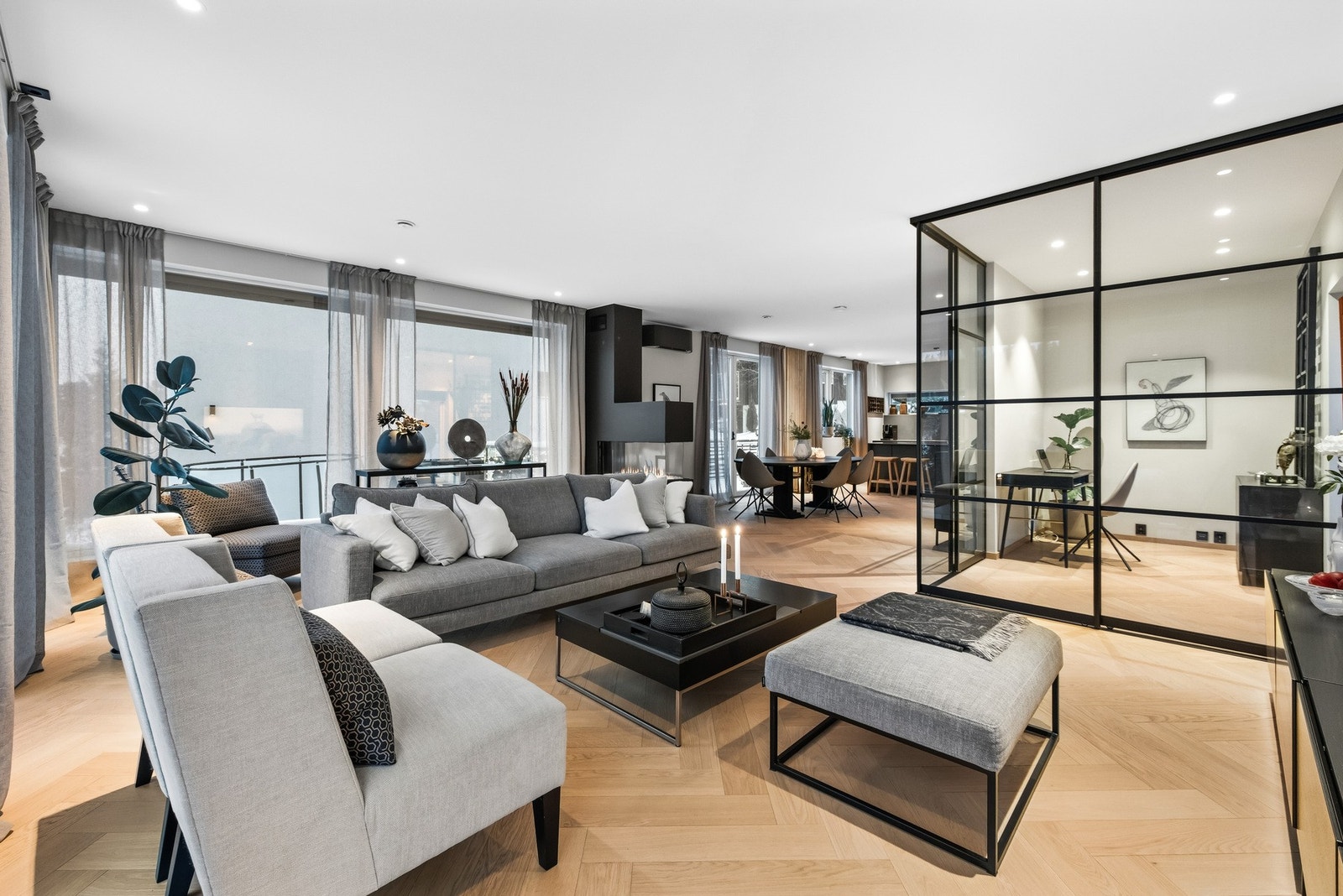 Stuevinduene er utstyrt med elektriske screens utvendig. Det er også screens på kjøkkenvindu og vinduet i entreen. Galleribilde