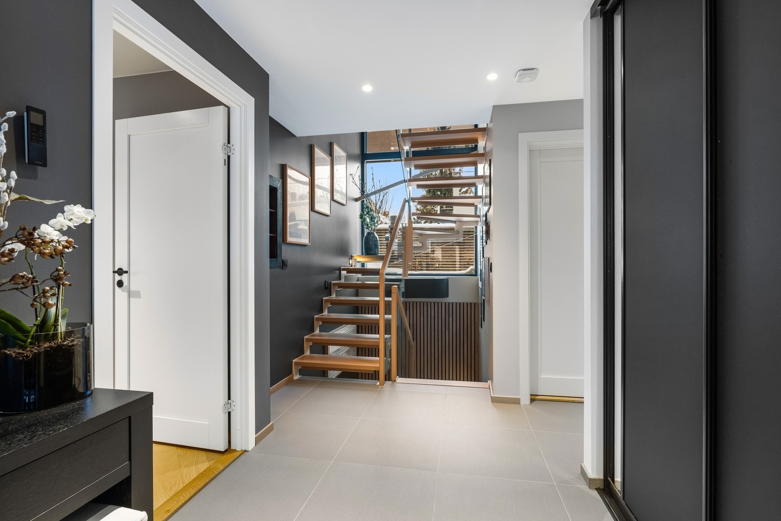 I likhet med boligen for øvrig er entréen utstyrt med vannbåren gulvvarme. Galleribilde