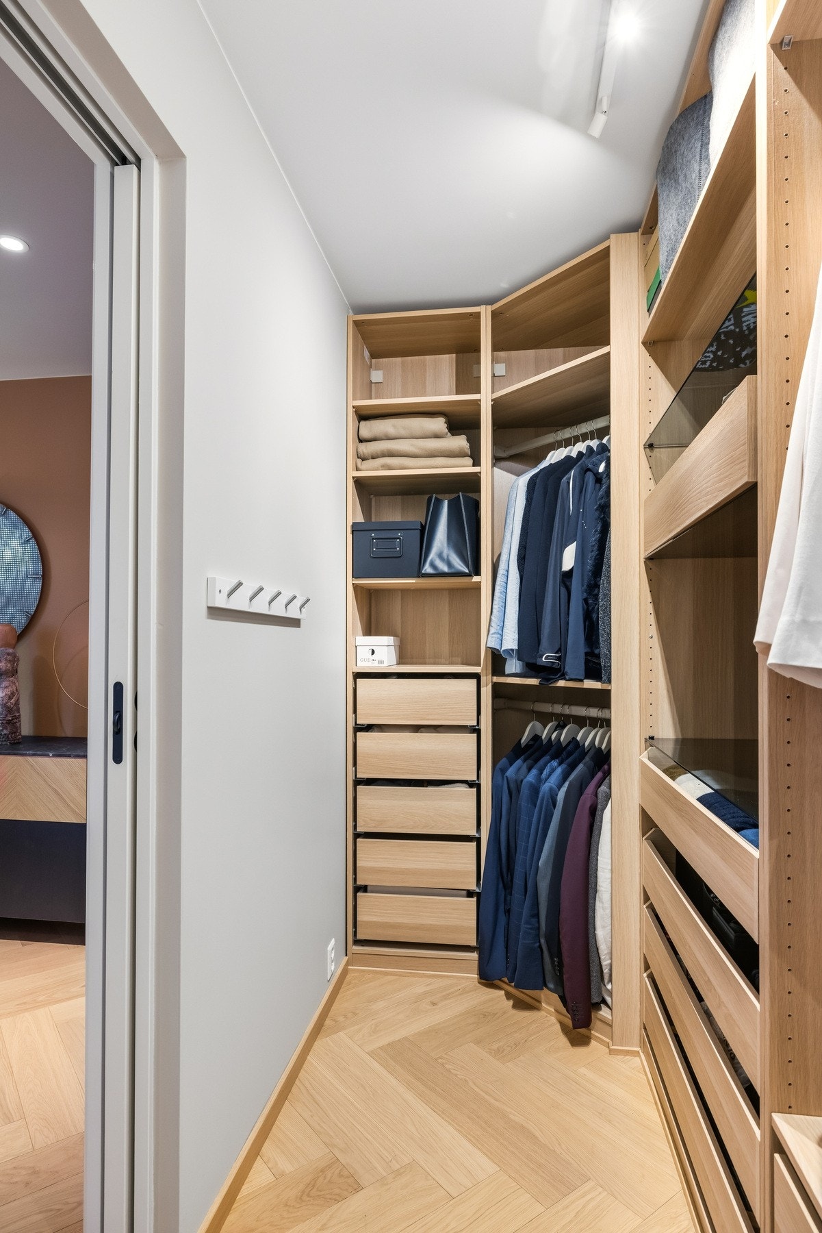 Omkledningsrommet er utformet med fokus på funksjon og komfort, og gir en hotellfølelse i hverdagen. Galleribilde