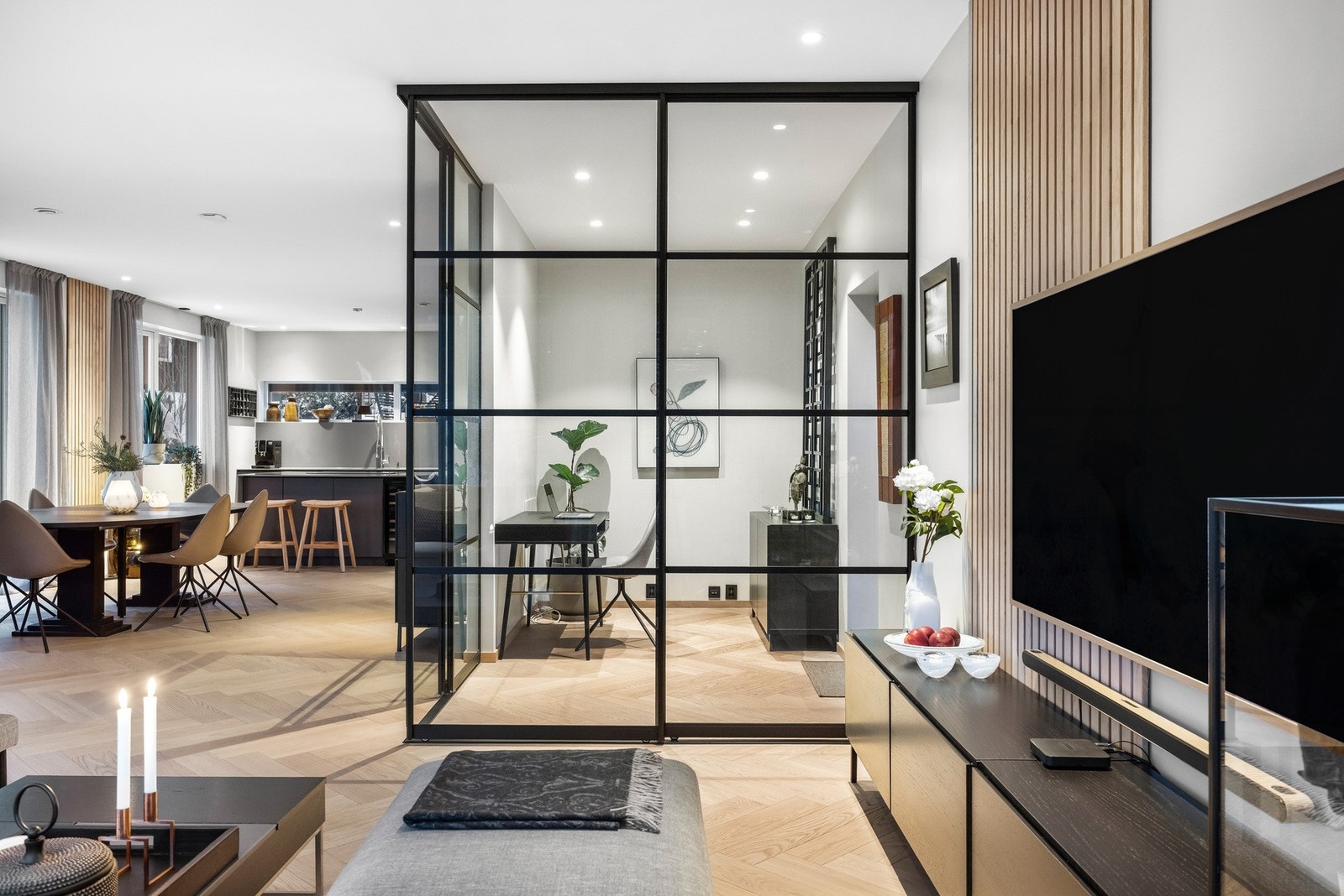 Gode løsninger i huset inkluderer et hendig kontor, adskilt fra stuen med lekre skyvedører av glass i sort stålinnramming. Galleribilde