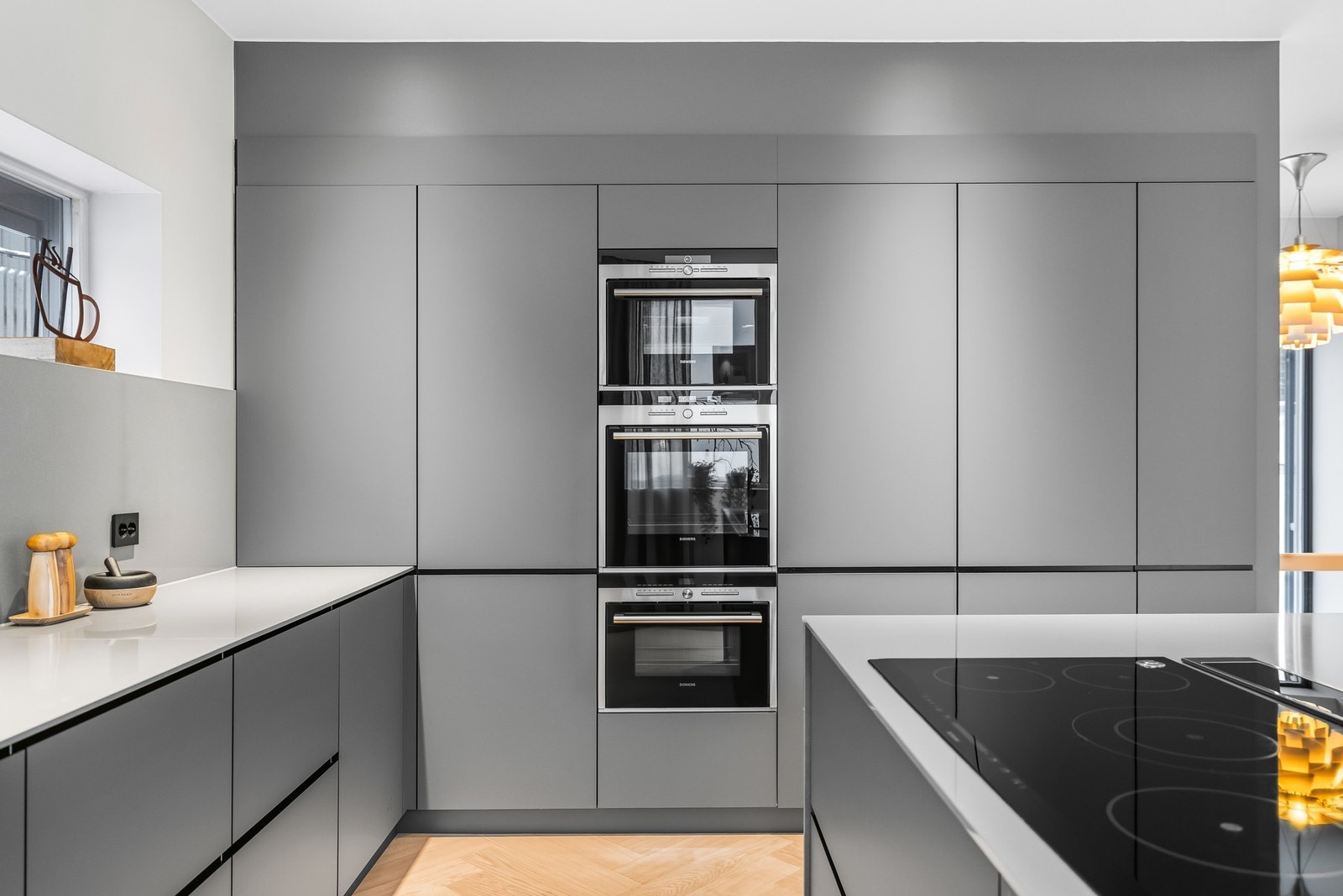 Ovnene er praktisk plassert i et av høyskapene. Galleribilde