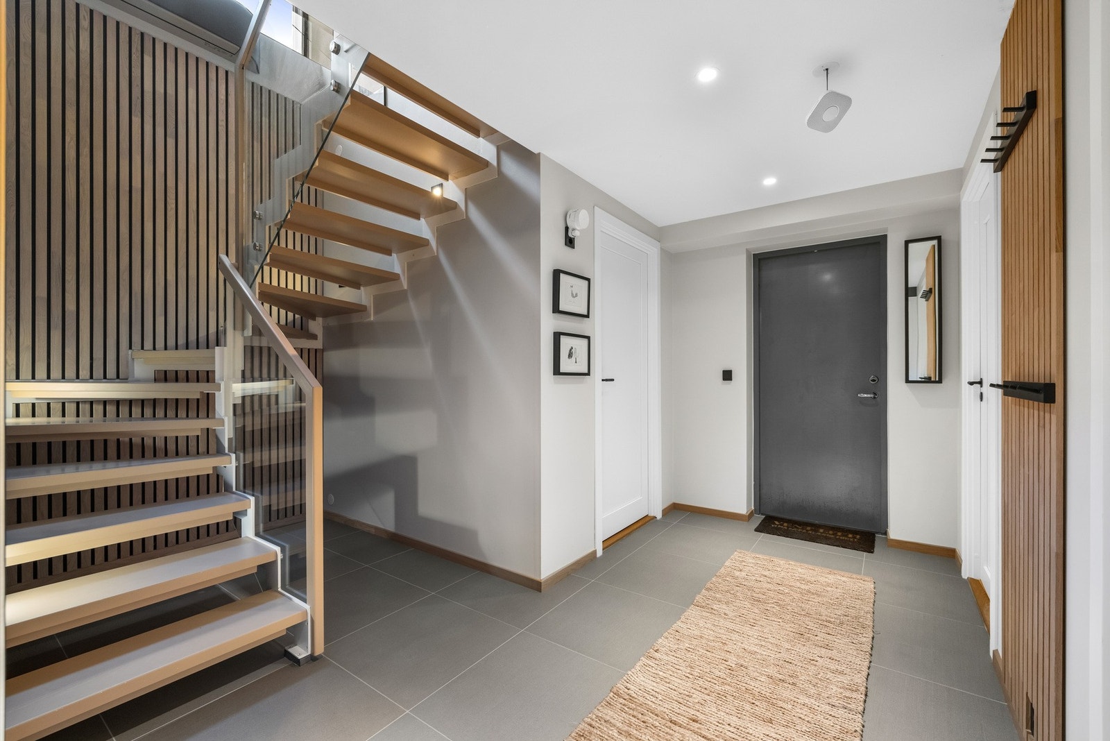 Boligen har, i tillegg til hovedinngangen, en privat entré i underetasjen med adkomst via den integrerte garasjen. Galleribilde