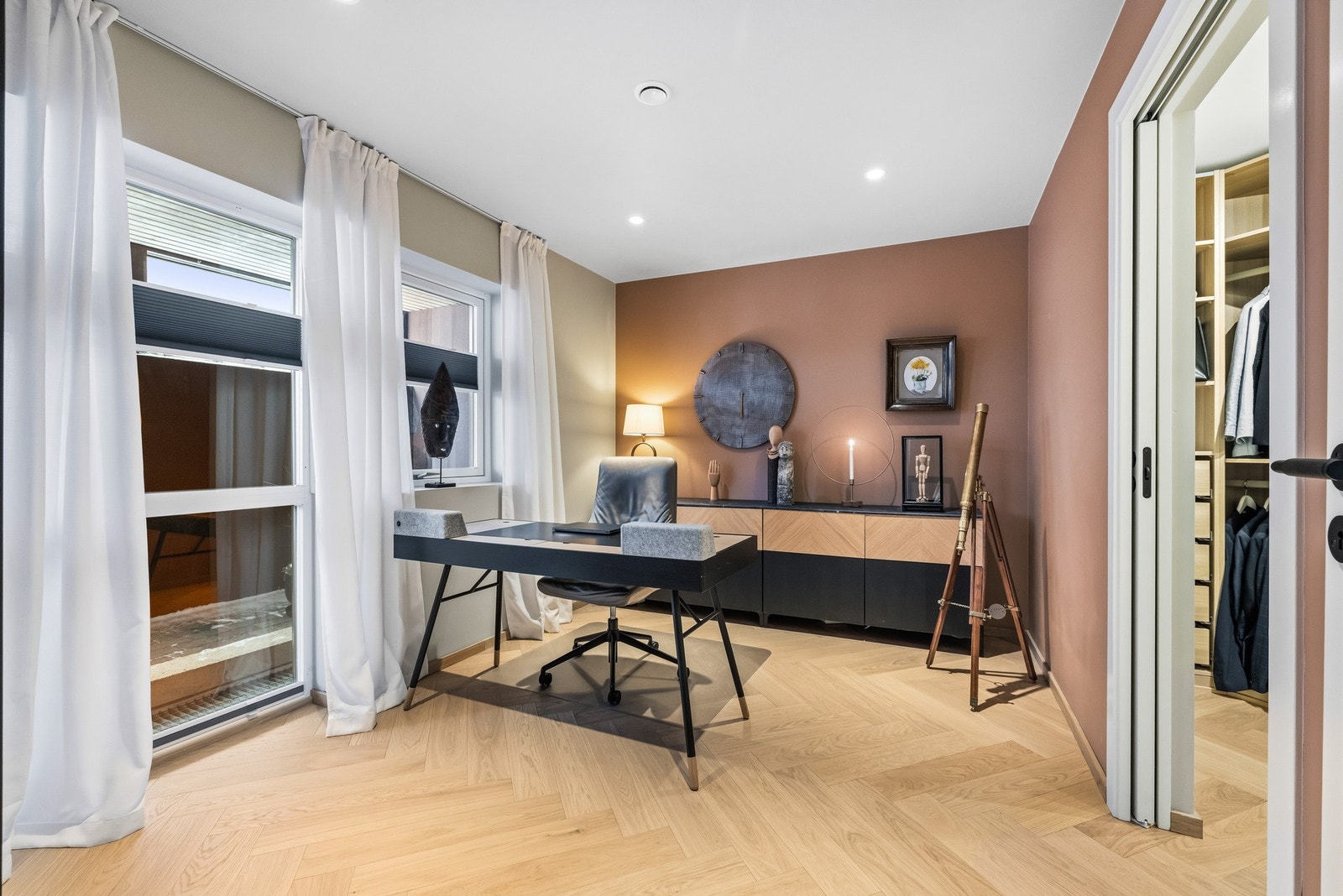 Boligen har fire soverom, fordelt med ett i underetasjen og tre i 1. etasje. Rommet i underetasjen er ikke godkjent for varig opphold. Galleribilde