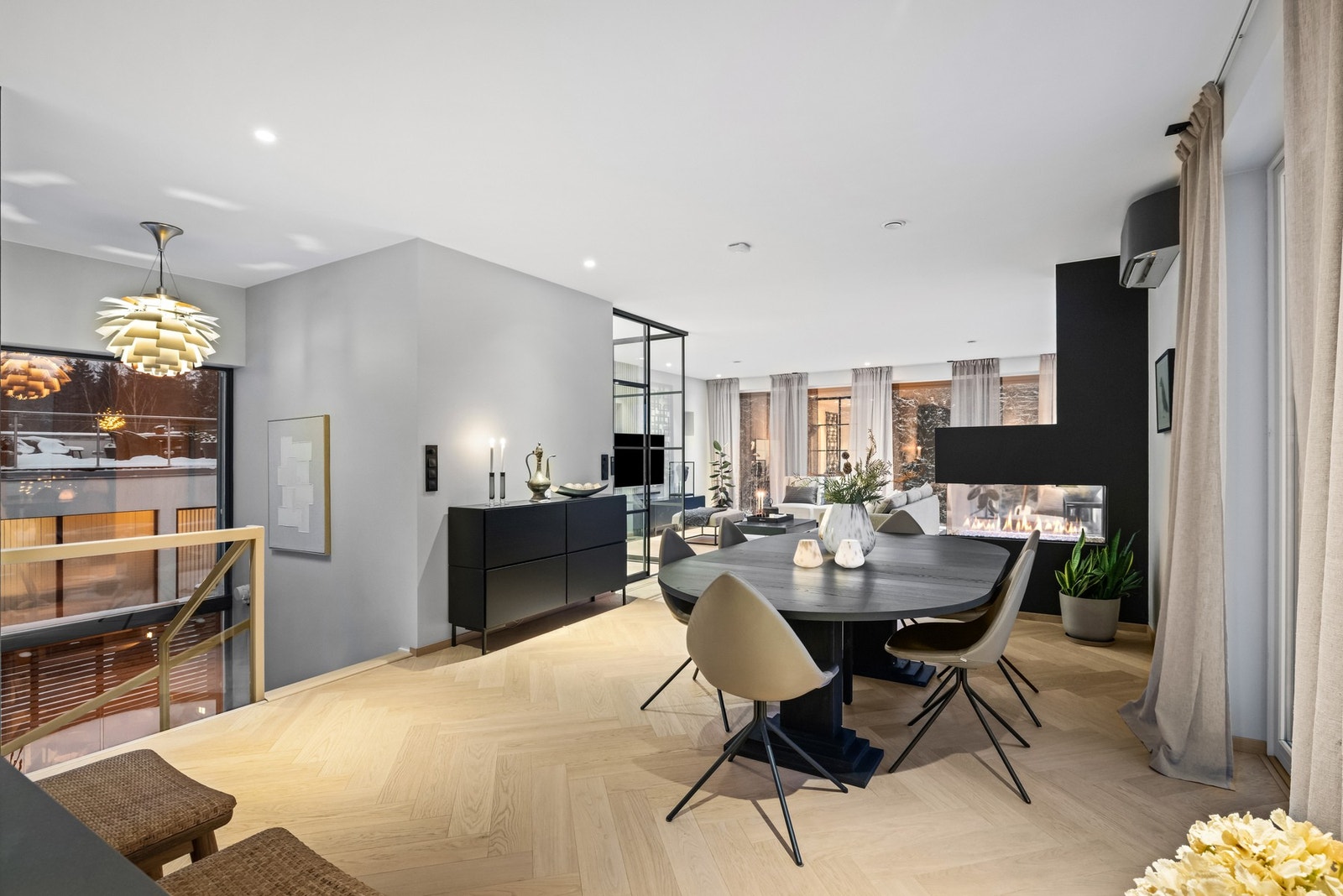 Gulvet har fiskebensparkett, og innslag av spiler bidrar til en rød tråd i huset. Galleribilde