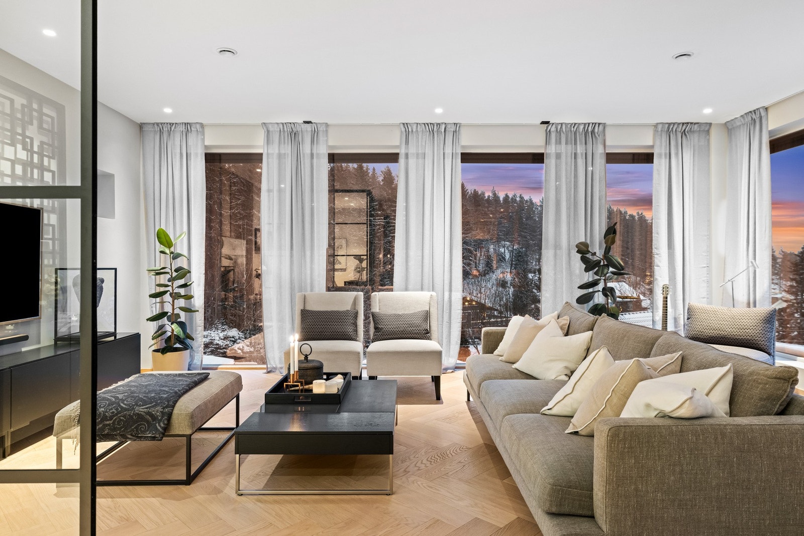 Kjøkkenet glir sømløst over i stuen; en nydelig oppholdssone med ekstra takhøyde for en luftig atmosfære. Galleribilde