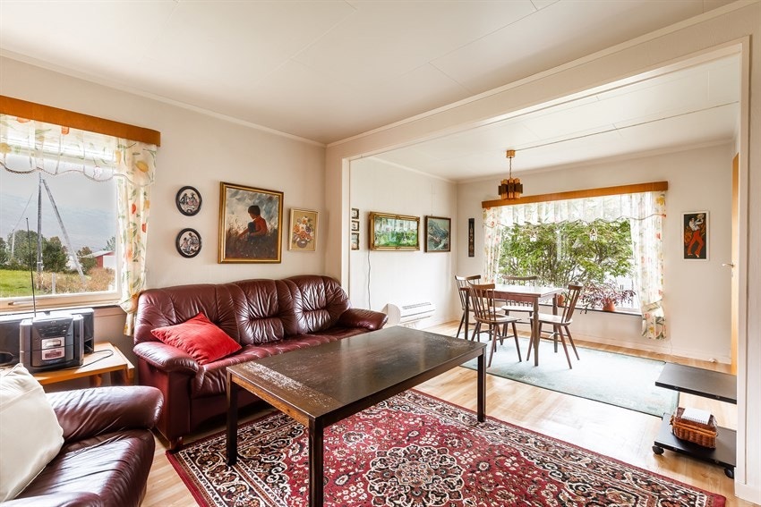 Boligen er hjemmekoselig, innredet i klassisk og retro stil.